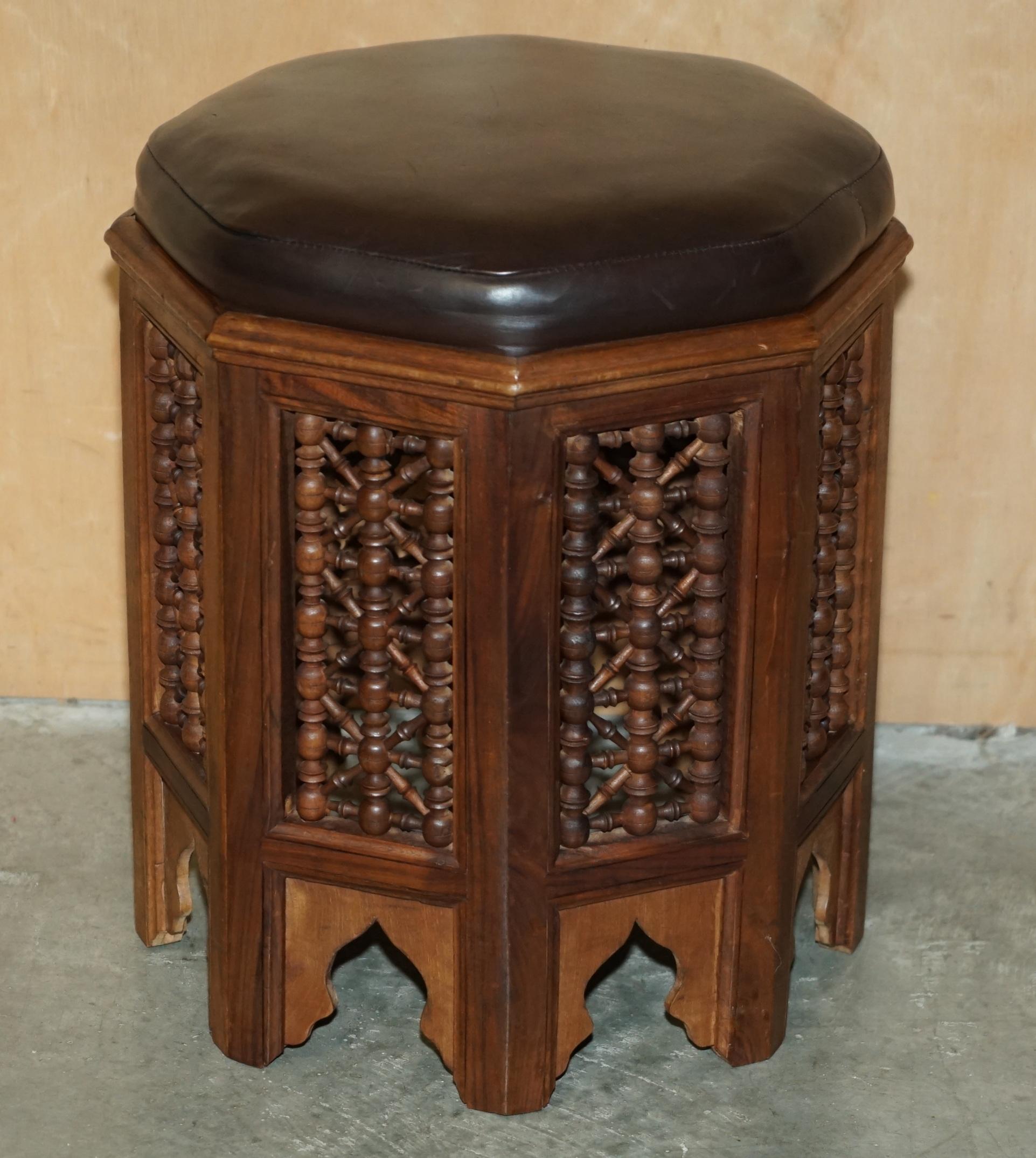 Pärchen antiker viktorianischer geschnitzter maurischer Hocker aus dem 19. Jahrhundert (Aesthetic Movement) im Angebot 1