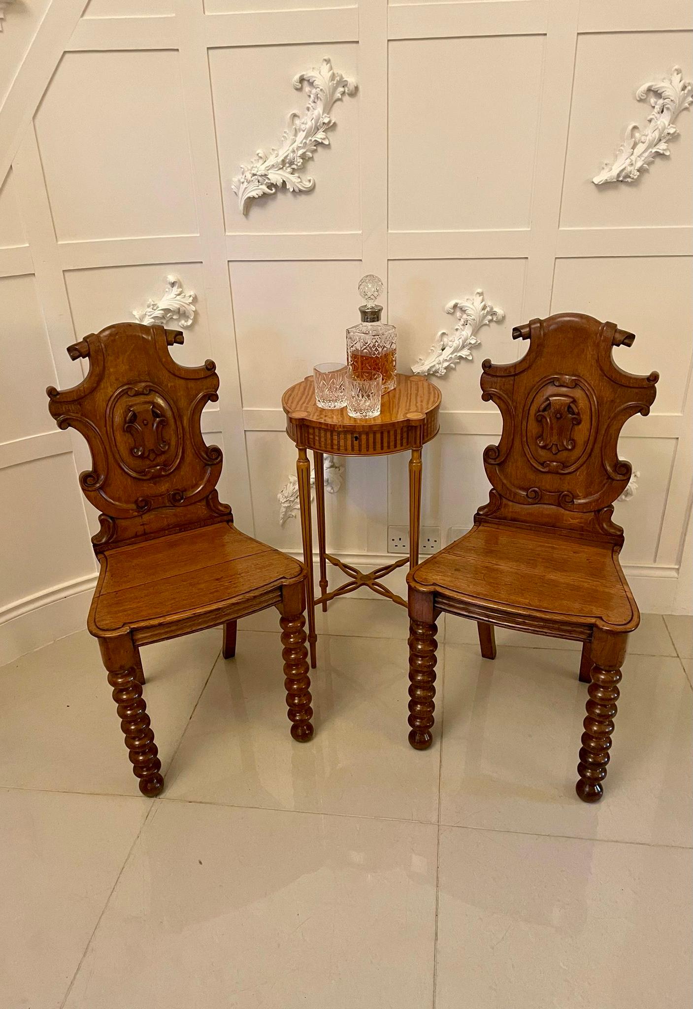 Ein Paar antiker viktorianischer geschnitzter Eichenstühle mit geschnitzten Eichenholz-Rückenlehnen, geformten Sitzen aus massivem Eichenholz und auf ungewöhnlich gedrechselten Vorderbeinen und ausgezogenen Hinterbeinen stehend.

Ein sehr hübsches