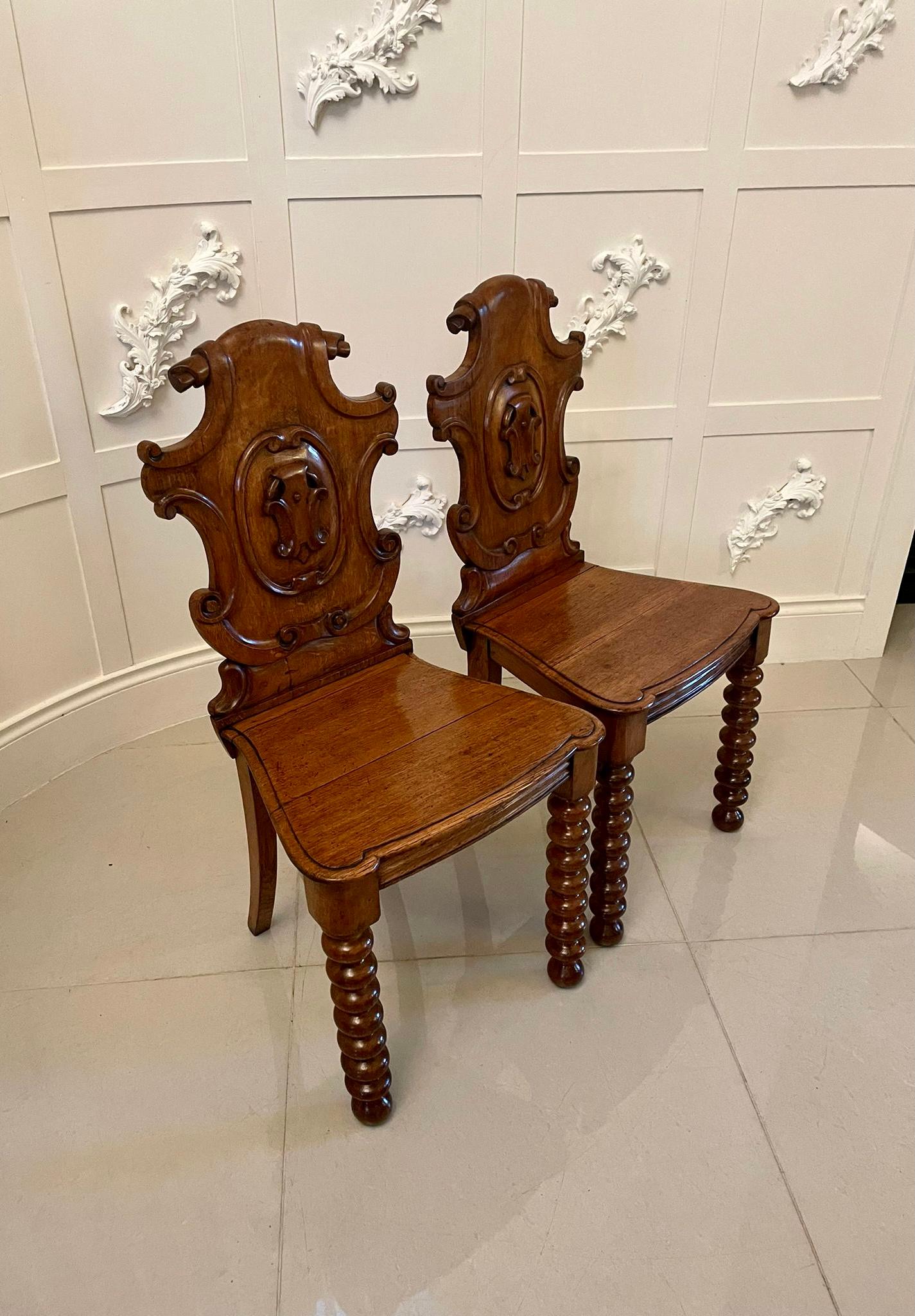 Victorien Paire d'anciennes chaises d'entrée victoriennes en chêne sculpté en vente