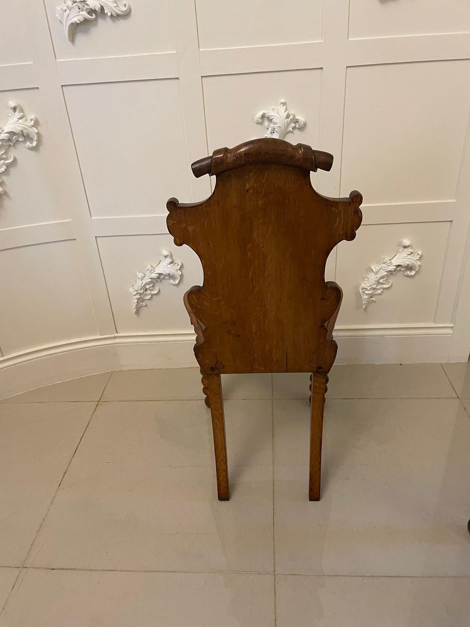 Paire d'anciennes chaises d'entrée victoriennes en chêne sculpté Bon état - En vente à Suffolk, GB