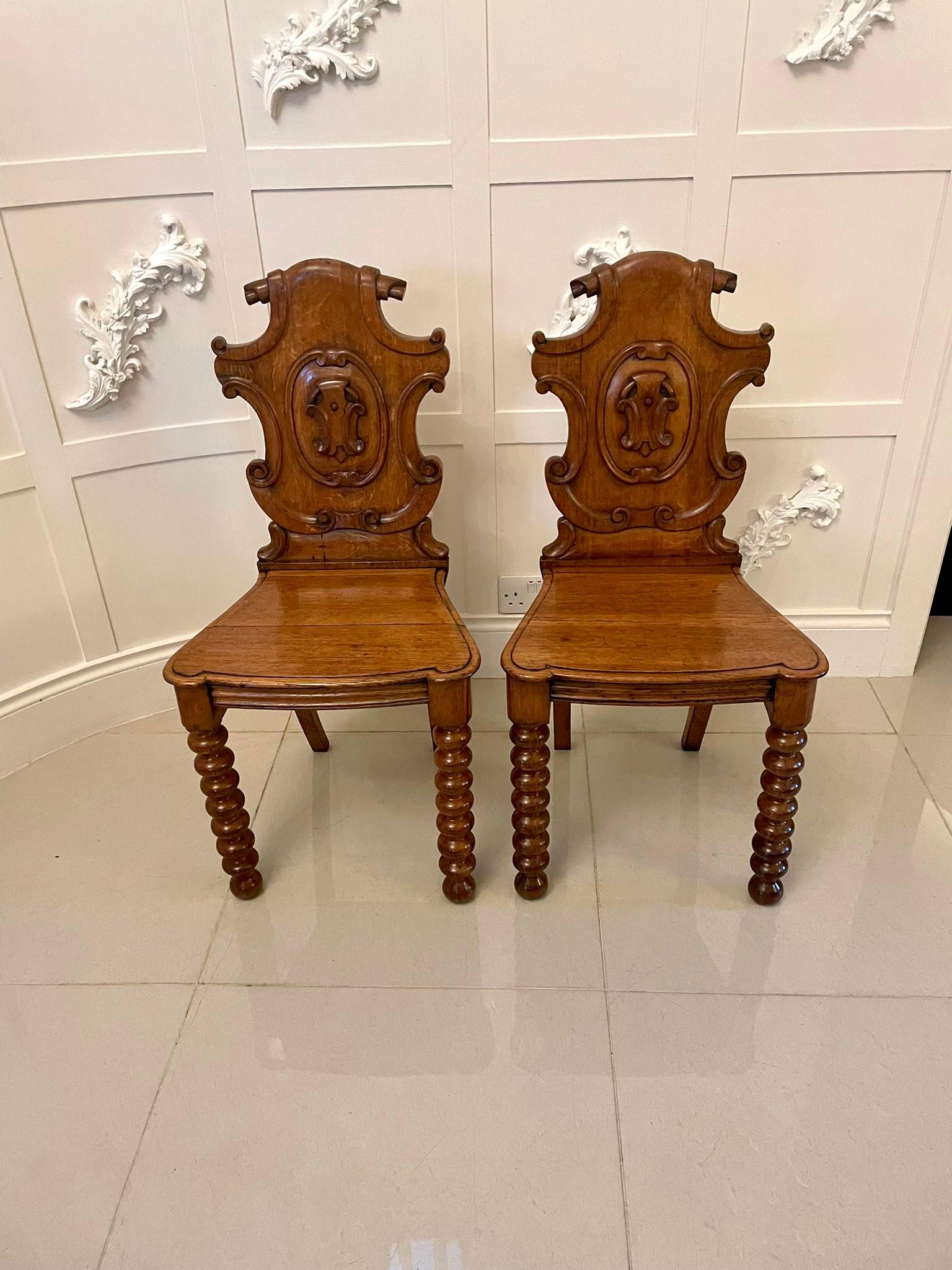 Paire d'anciennes chaises d'entrée victoriennes en chêne sculpté en vente 2