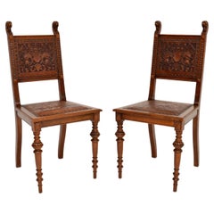Paar antike viktorianische Beistellstühle aus geschnitzter Eiche und Leder