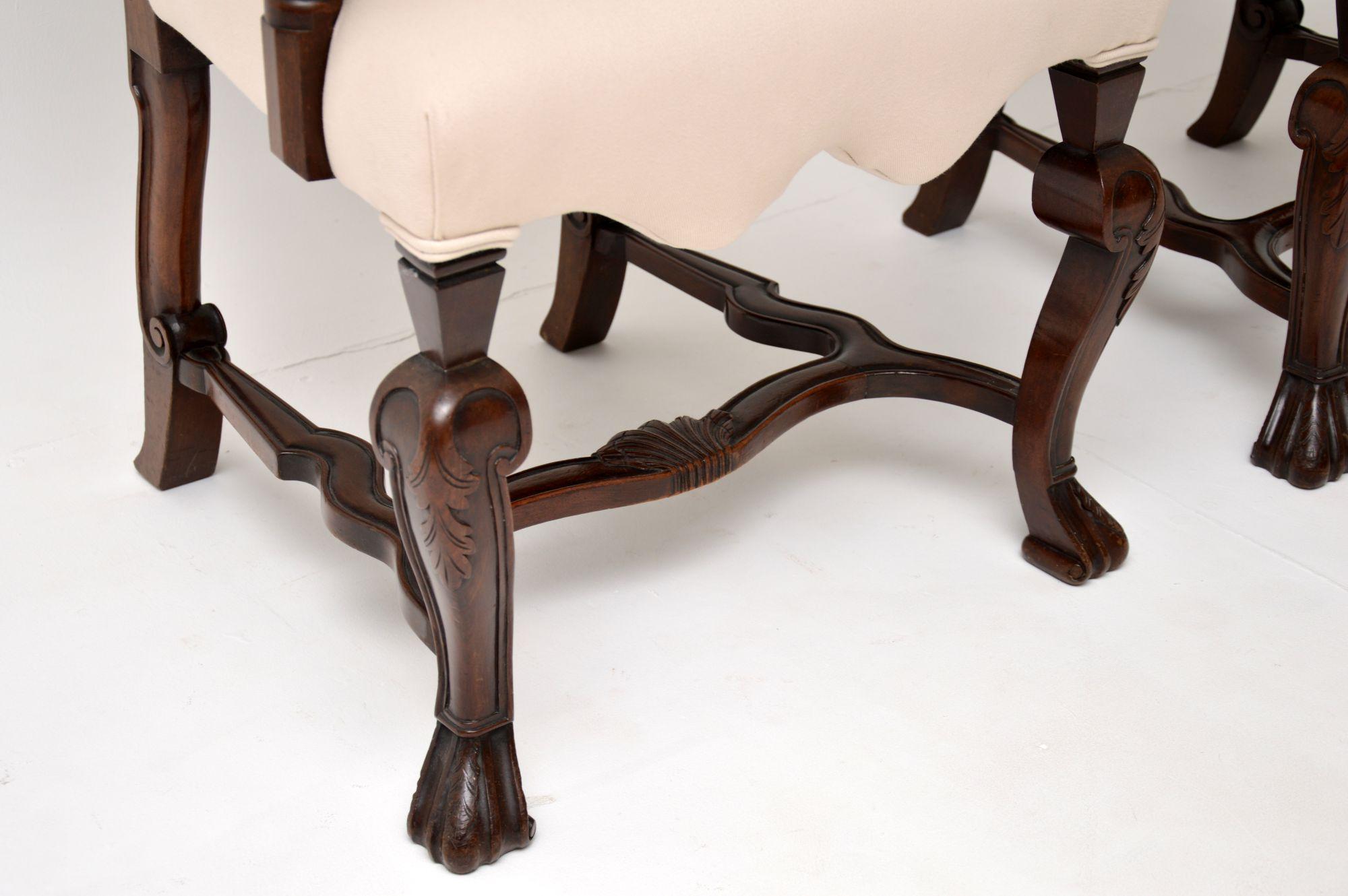 Paar antike viktorianische Sessel aus geschnitztem Nussbaumholz im Angebot 5