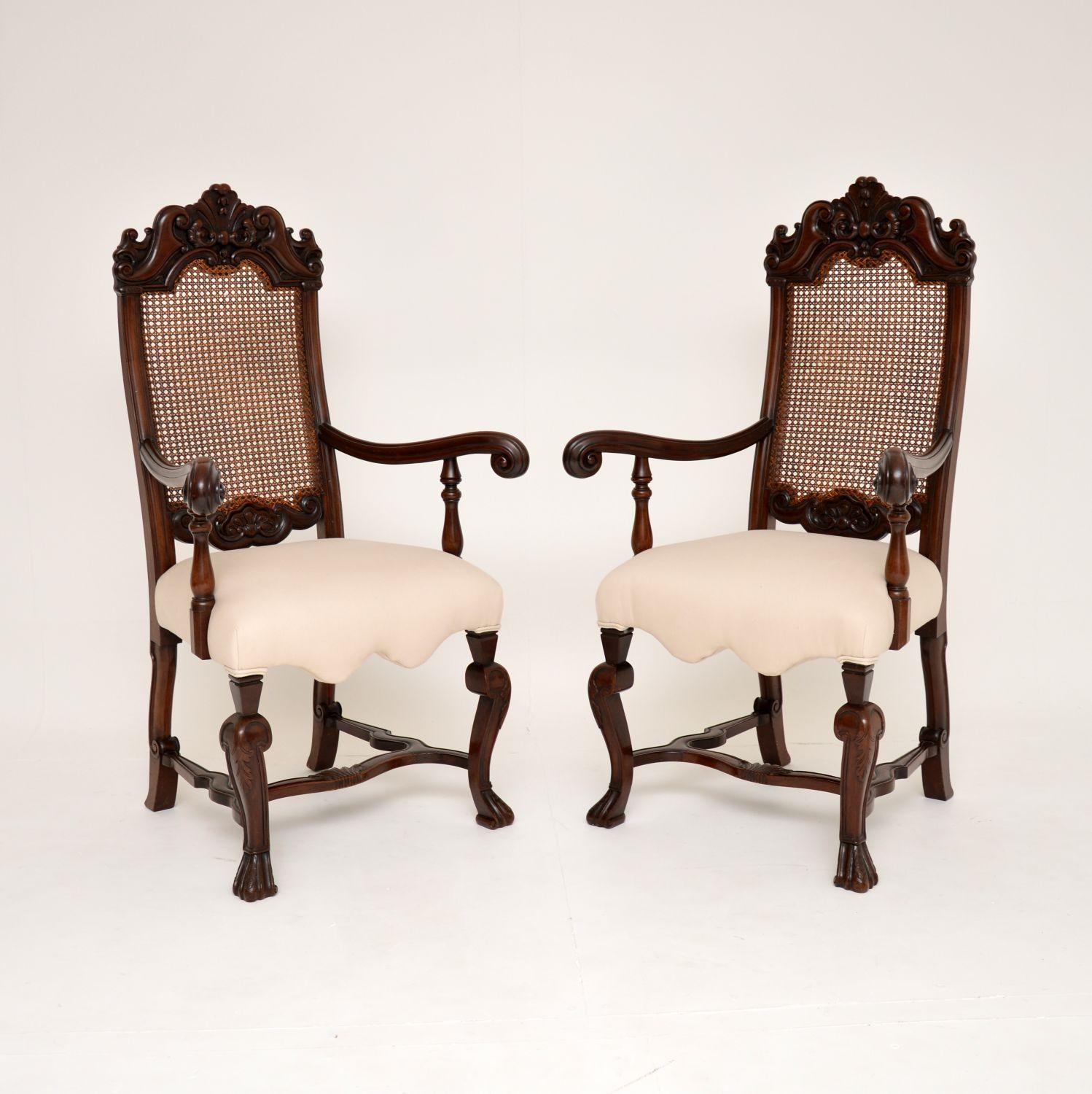Ein hervorragendes Paar antiker Sessel aus geschnitztem Nussbaum im Carolean-Stil mit Rohrrücken. Sie wurden in England hergestellt und stammen aus der Zeit zwischen 1880 und 1900.

Die Qualität ist absolut erstaunlich, mit feinen Schnitzereien
