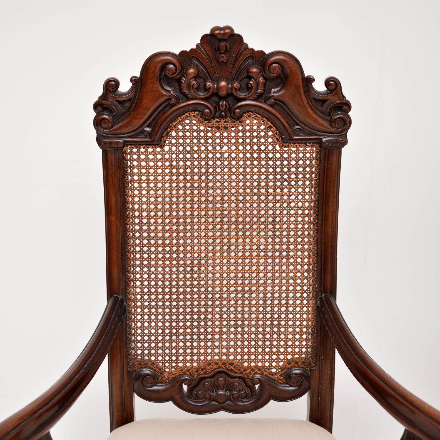 Paar antike viktorianische Sessel aus geschnitztem Nussbaumholz (19. Jahrhundert) im Angebot