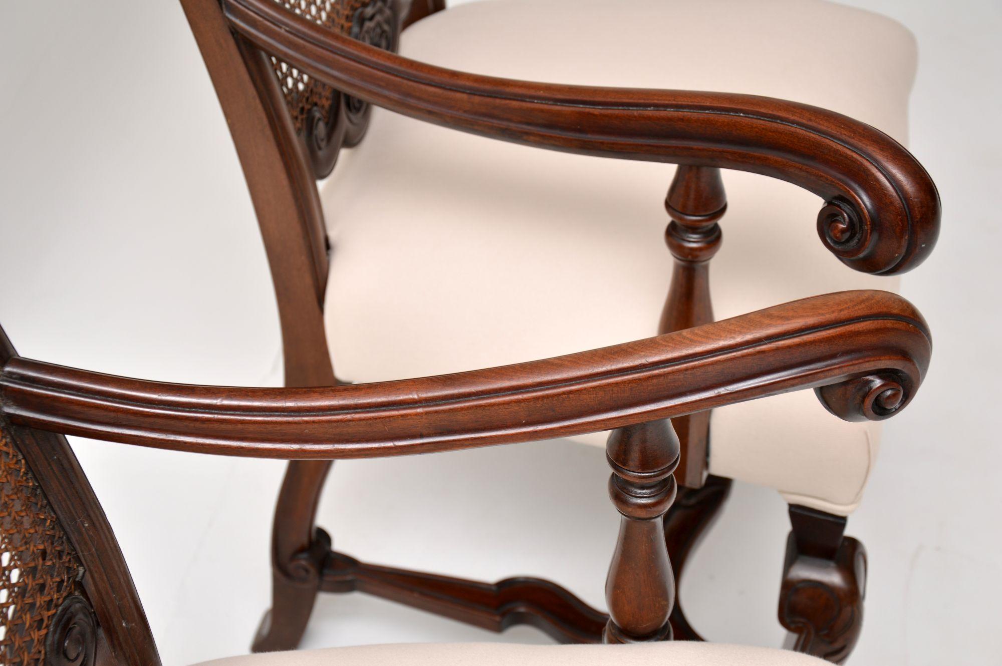 Paar antike viktorianische Sessel aus geschnitztem Nussbaumholz im Angebot 1