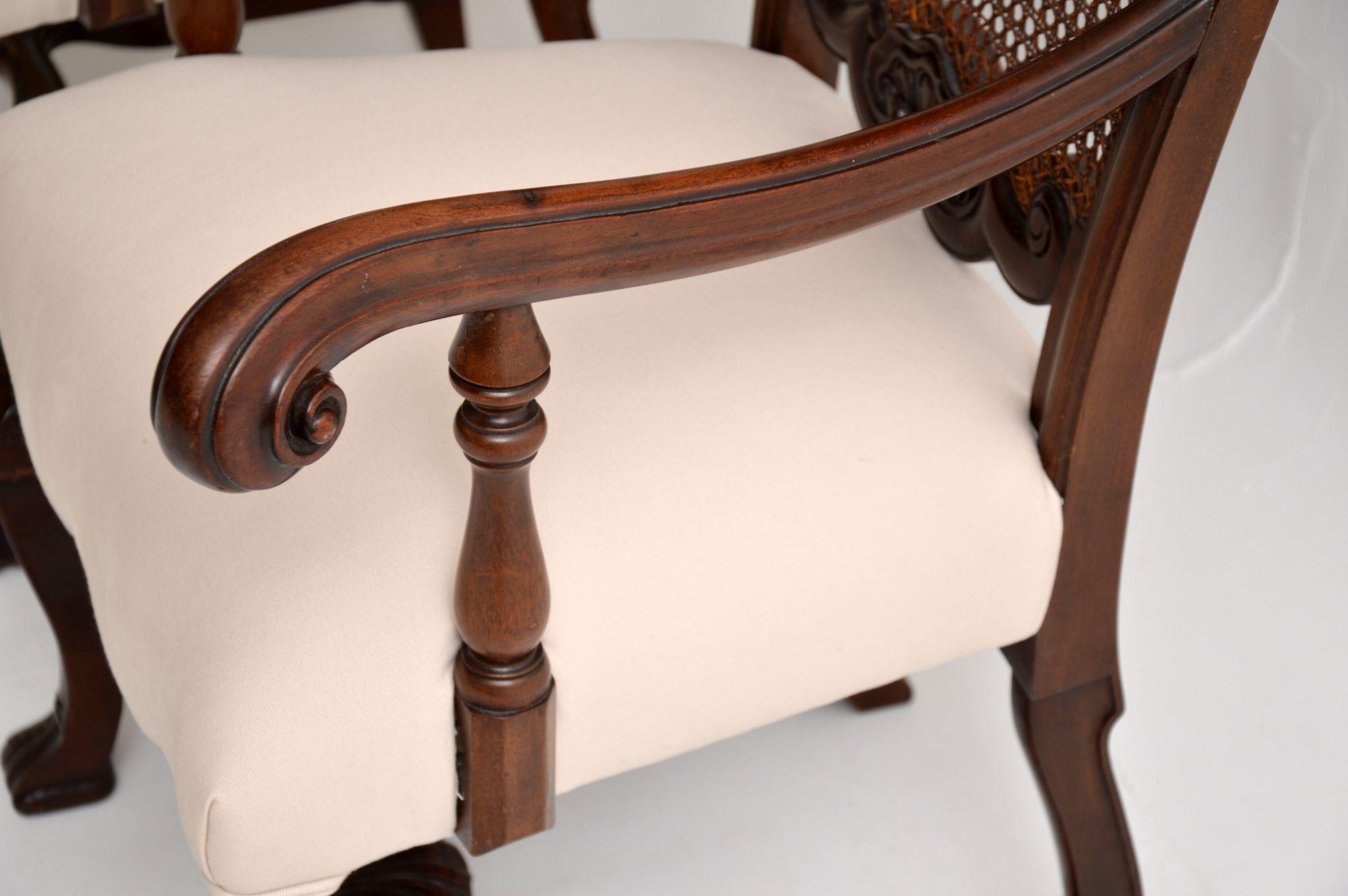 Paar antike viktorianische Sessel aus geschnitztem Nussbaumholz im Angebot 3