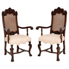 Pareja de antiguos sillones victorianos de nogal tallado