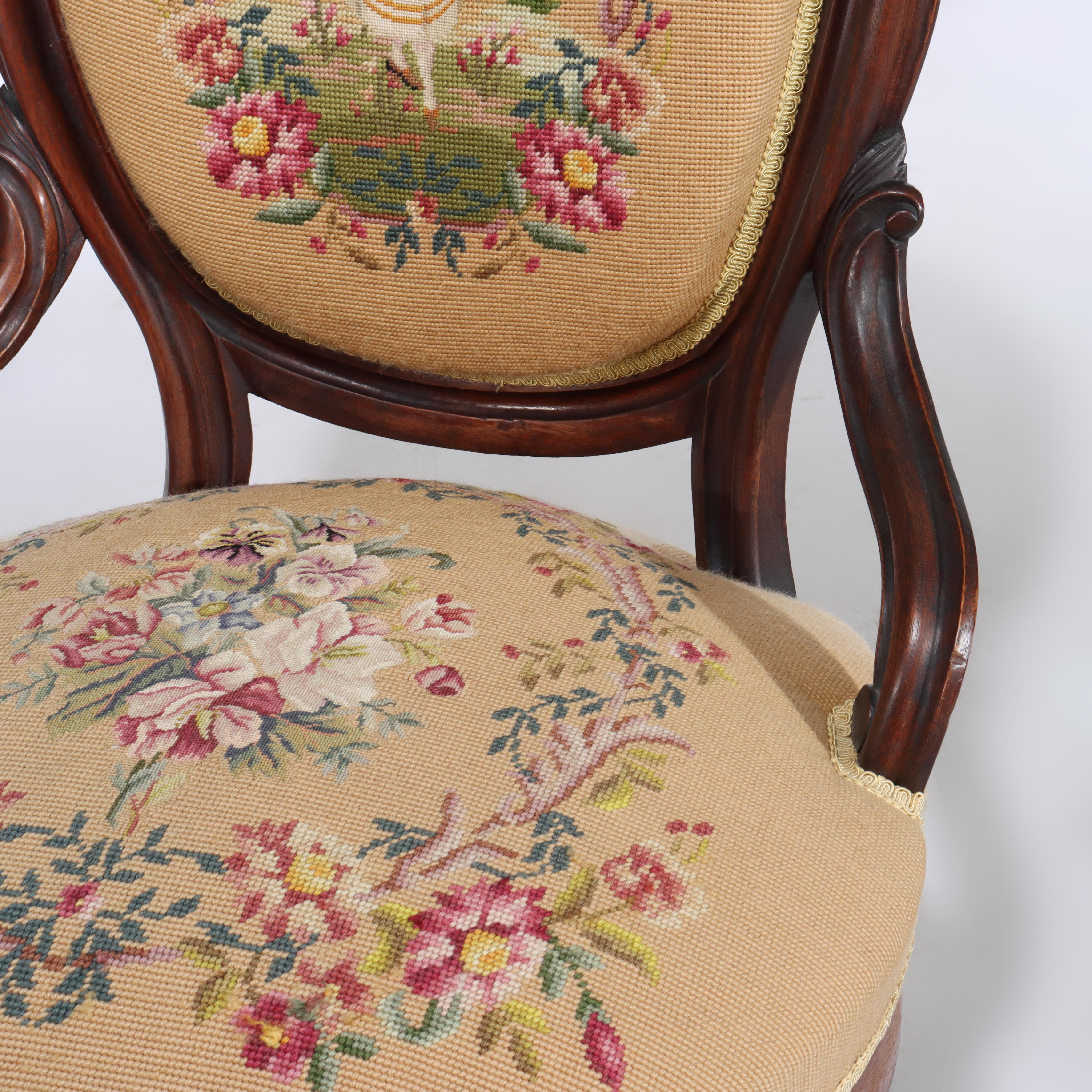 Paire d'anciennes chaises de salon victoriennes en noyer sculpté à l'aiguille c1890 en vente 8
