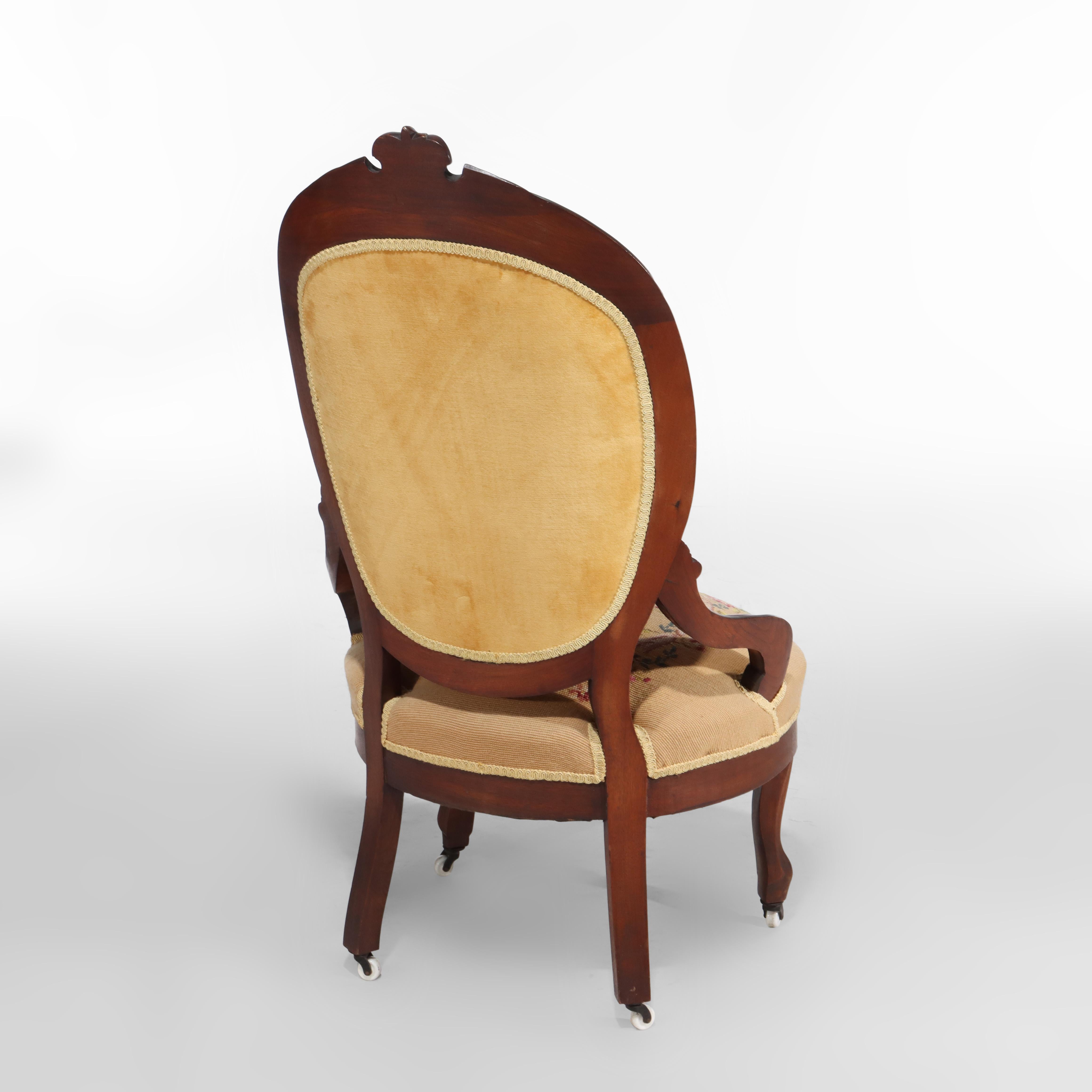 Paire d'anciennes chaises de salon victoriennes en noyer sculpté à l'aiguille c1890 en vente 11