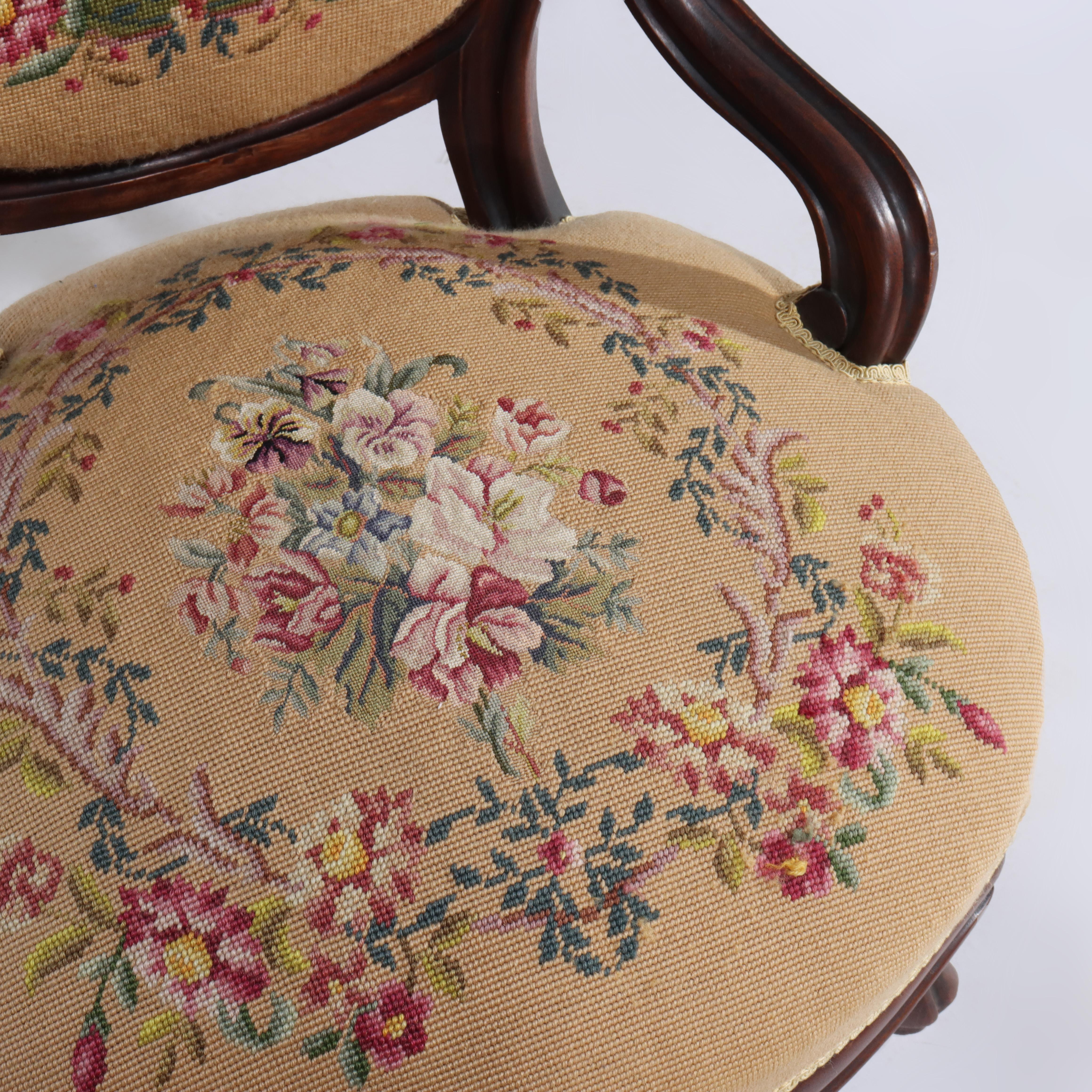 Paire d'anciennes chaises de salon victoriennes en noyer sculpté à l'aiguille c1890 en vente 13