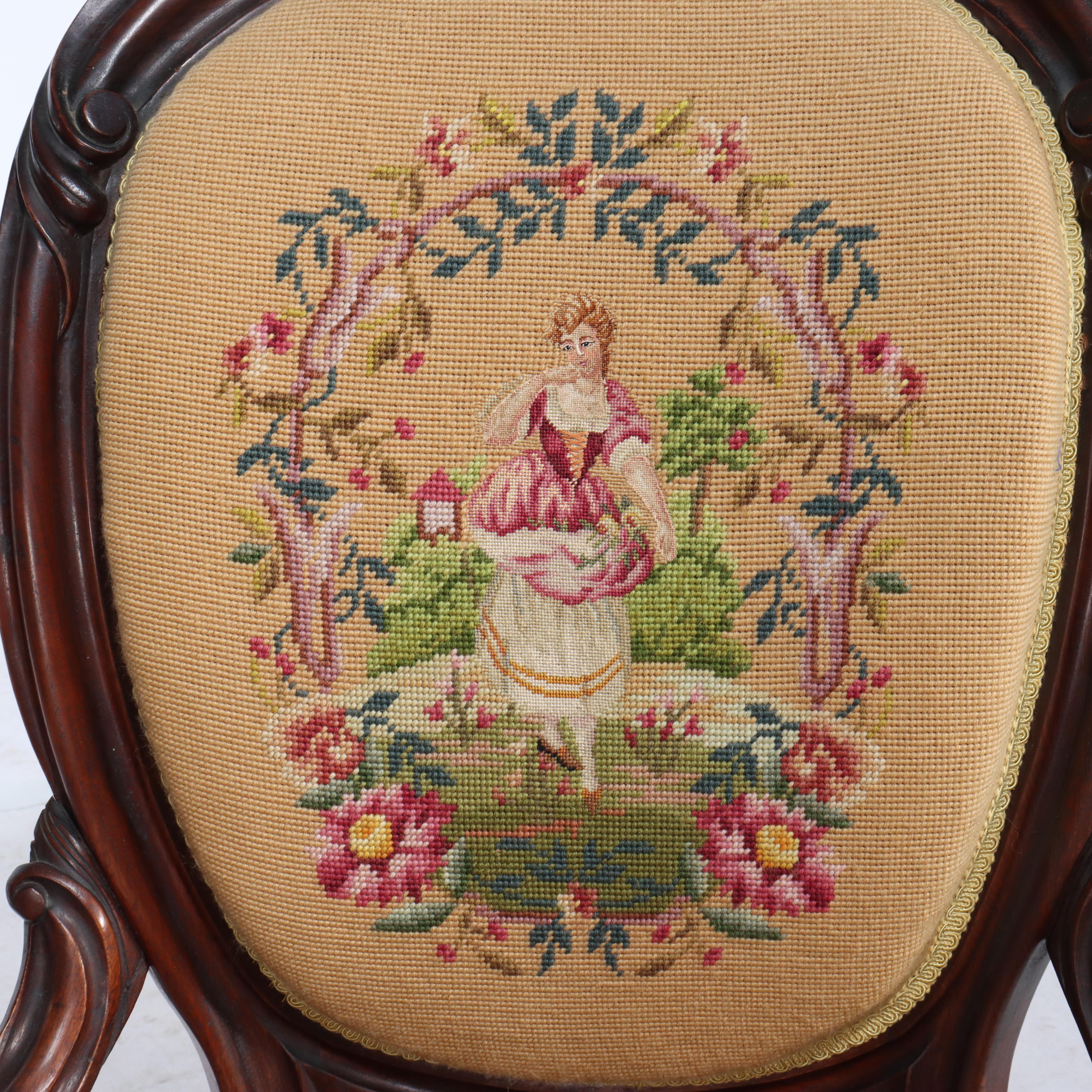 Paire d'anciennes chaises de salon victoriennes en noyer sculpté à l'aiguille c1890 en vente 14