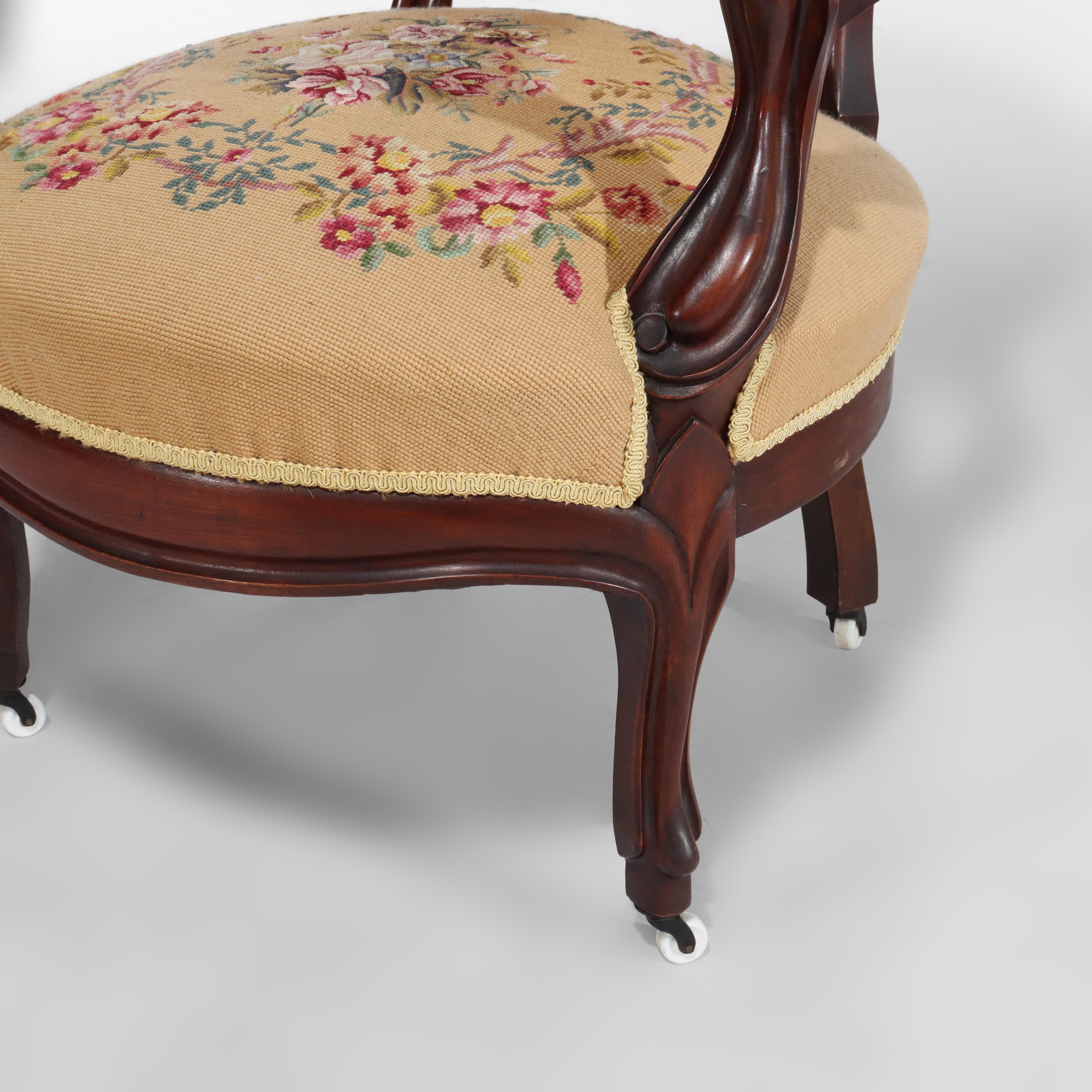 Paire d'anciennes chaises de salon victoriennes en noyer sculpté à l'aiguille c1890 Bon état - En vente à Big Flats, NY