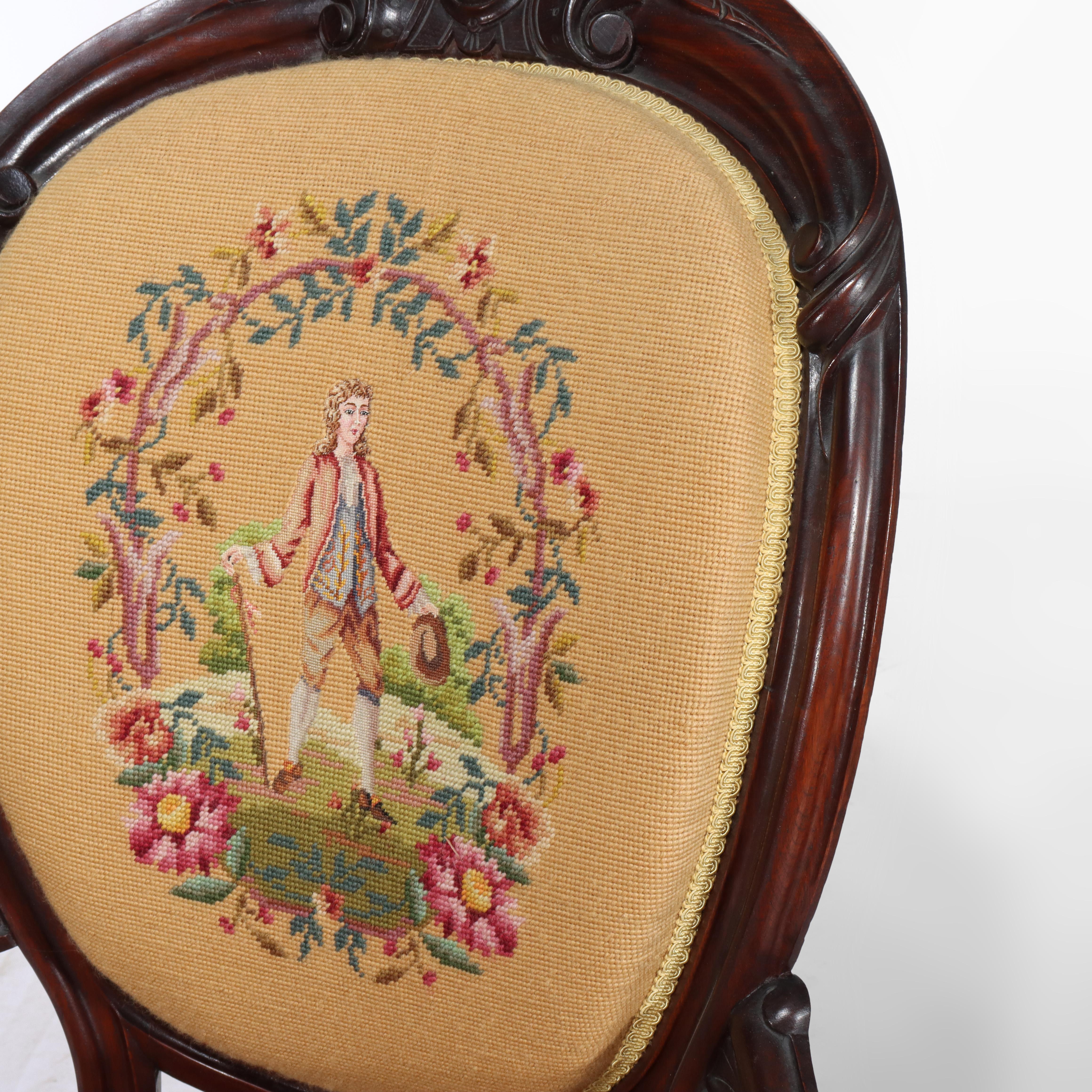 XIXe siècle Paire d'anciennes chaises de salon victoriennes en noyer sculpté à l'aiguille c1890 en vente