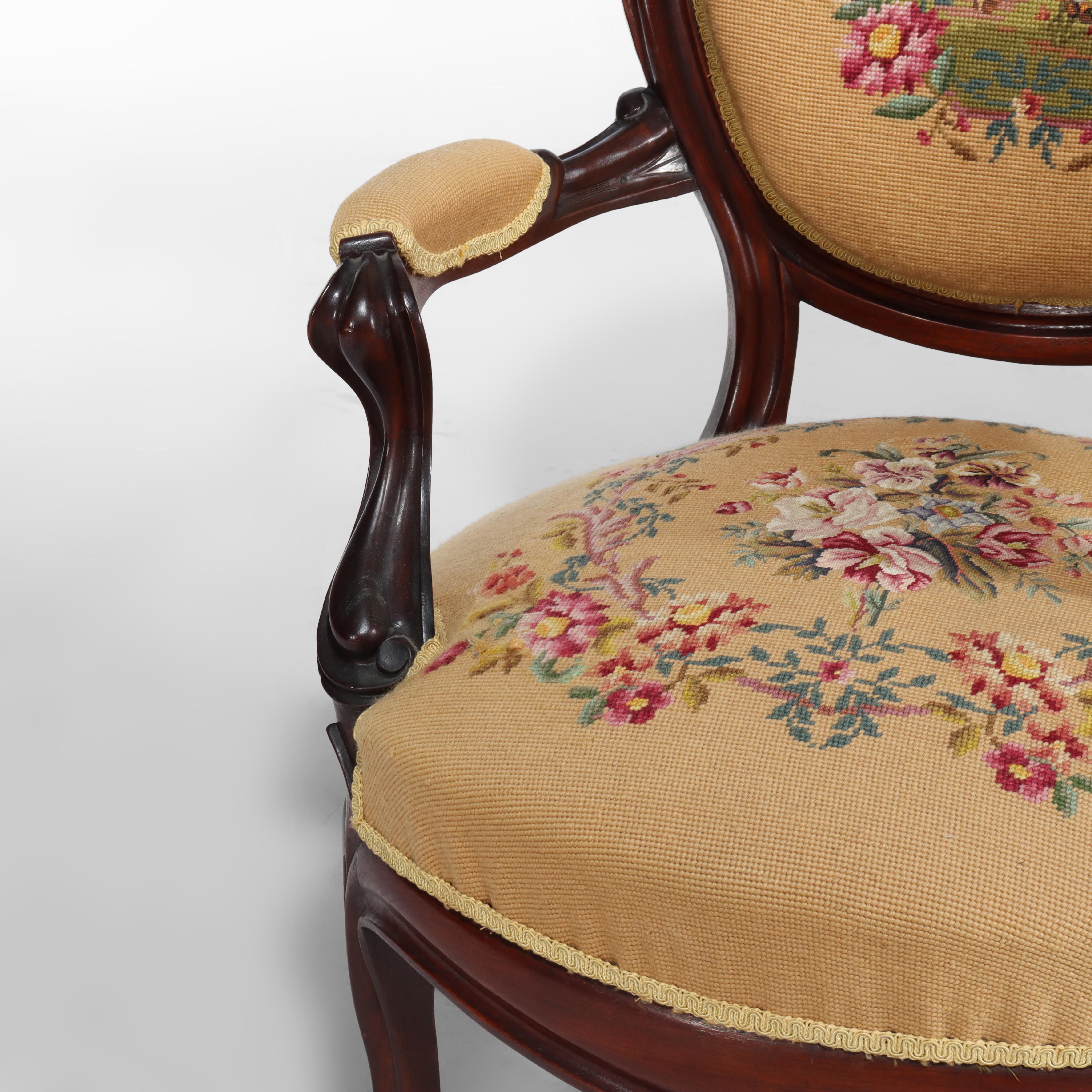 Tissu d'ameublement Paire d'anciennes chaises de salon victoriennes en noyer sculpté à l'aiguille c1890 en vente