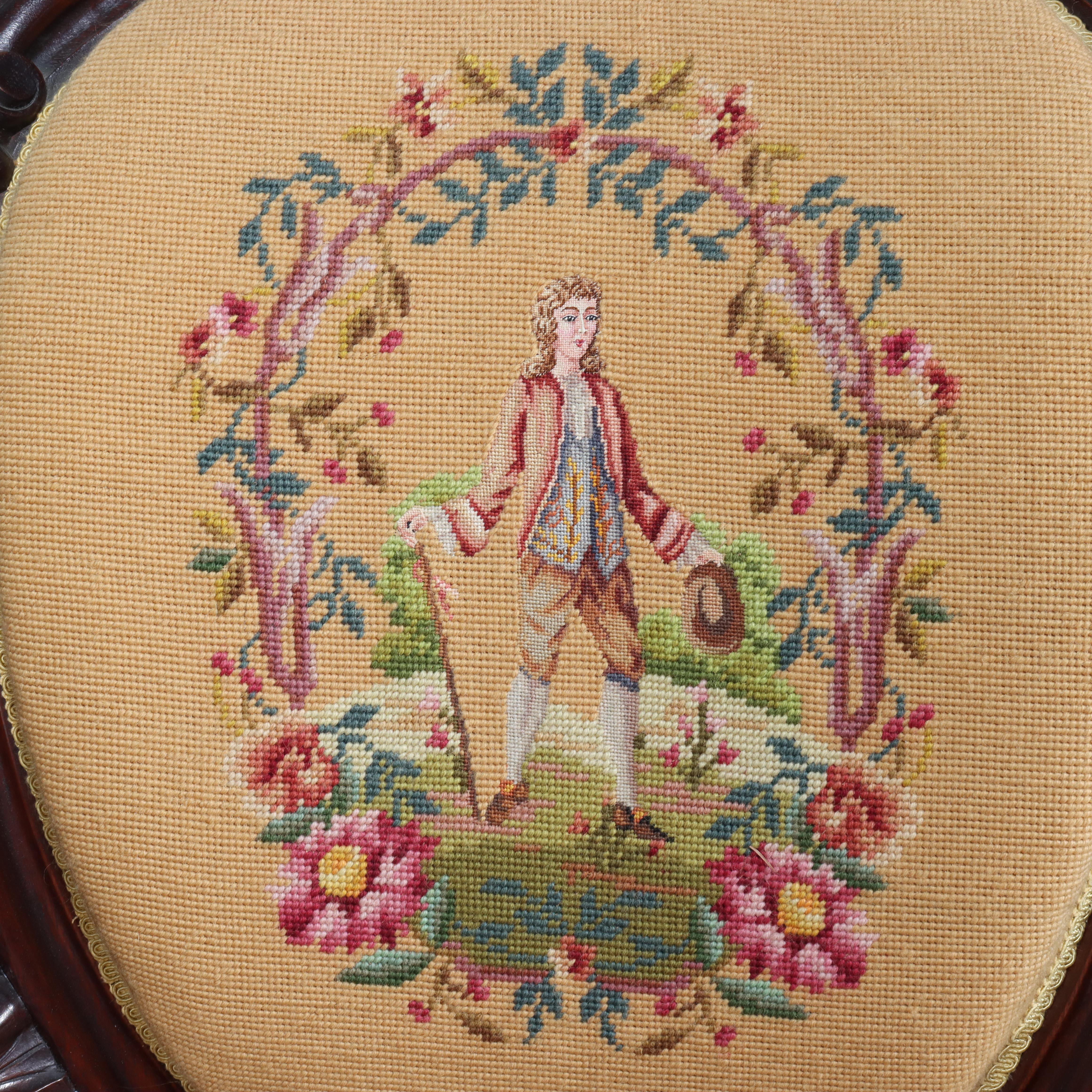 Paire d'anciennes chaises de salon victoriennes en noyer sculpté à l'aiguille c1890 en vente 1