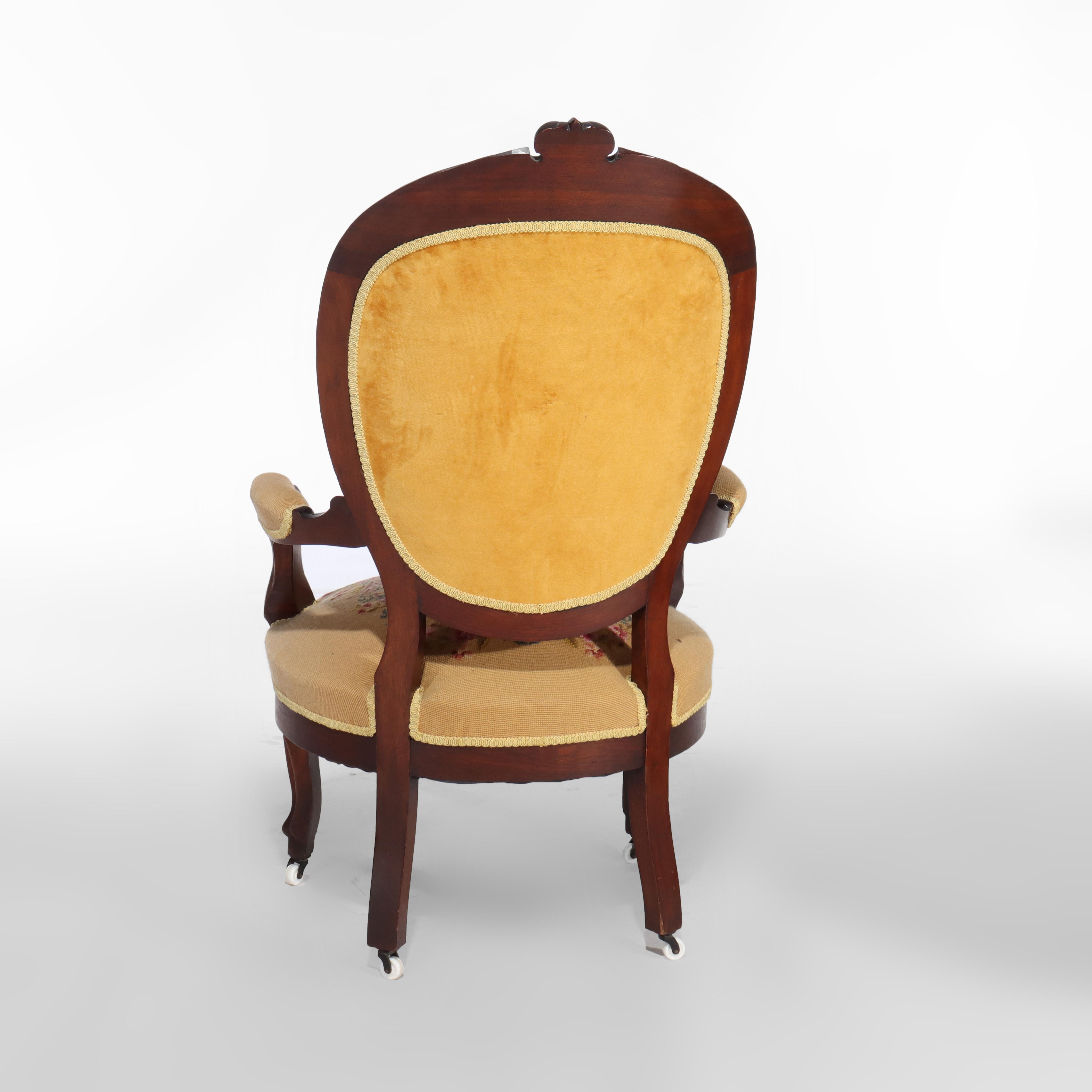 Paire d'anciennes chaises de salon victoriennes en noyer sculpté à l'aiguille c1890 en vente 2
