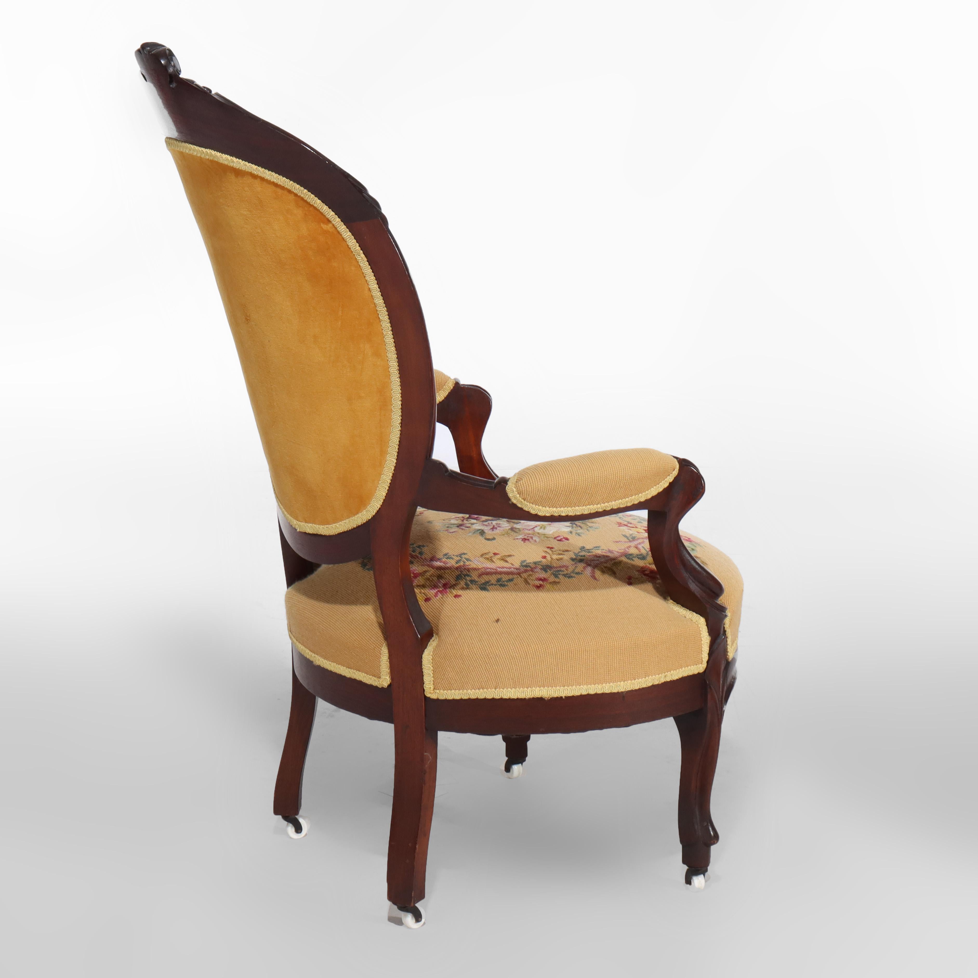 Paire d'anciennes chaises de salon victoriennes en noyer sculpté à l'aiguille c1890 en vente 3