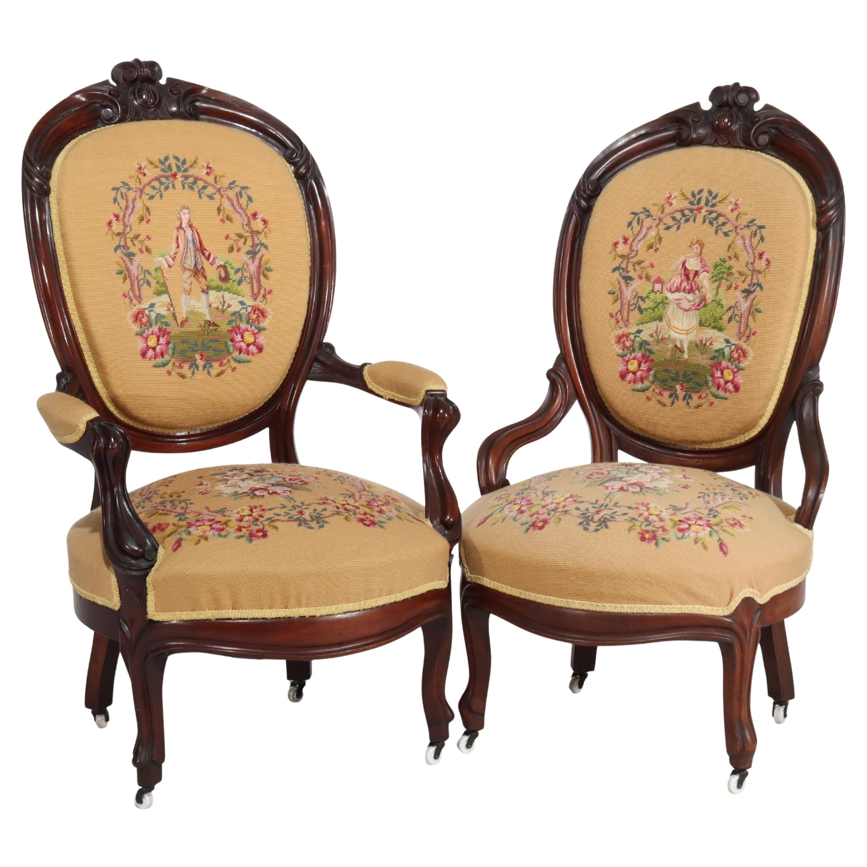 Paire d'anciennes chaises de salon victoriennes en noyer sculpté à l'aiguille c1890