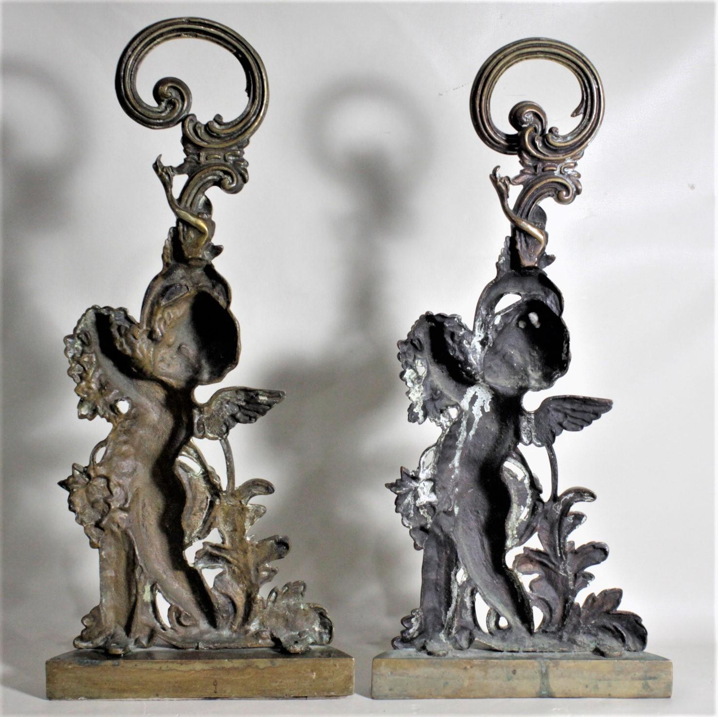 Paar antike viktorianische gegossene figurale Cherub-Türstopper oder -Skulpturen aus Messing (Gegossen) im Angebot