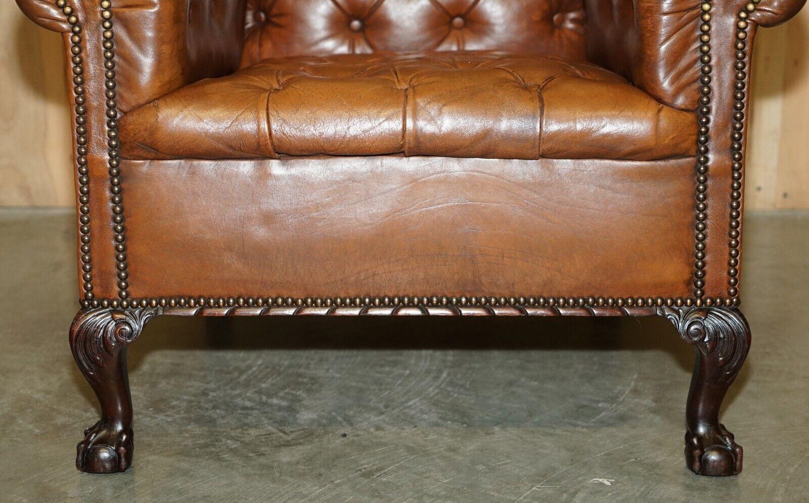 PAIR OF ANTiQUE VICTORIAN CHESTERFiELD BROWN LEATHER ARMCHAIRS CLAW & BALL FEET For Sale 12
