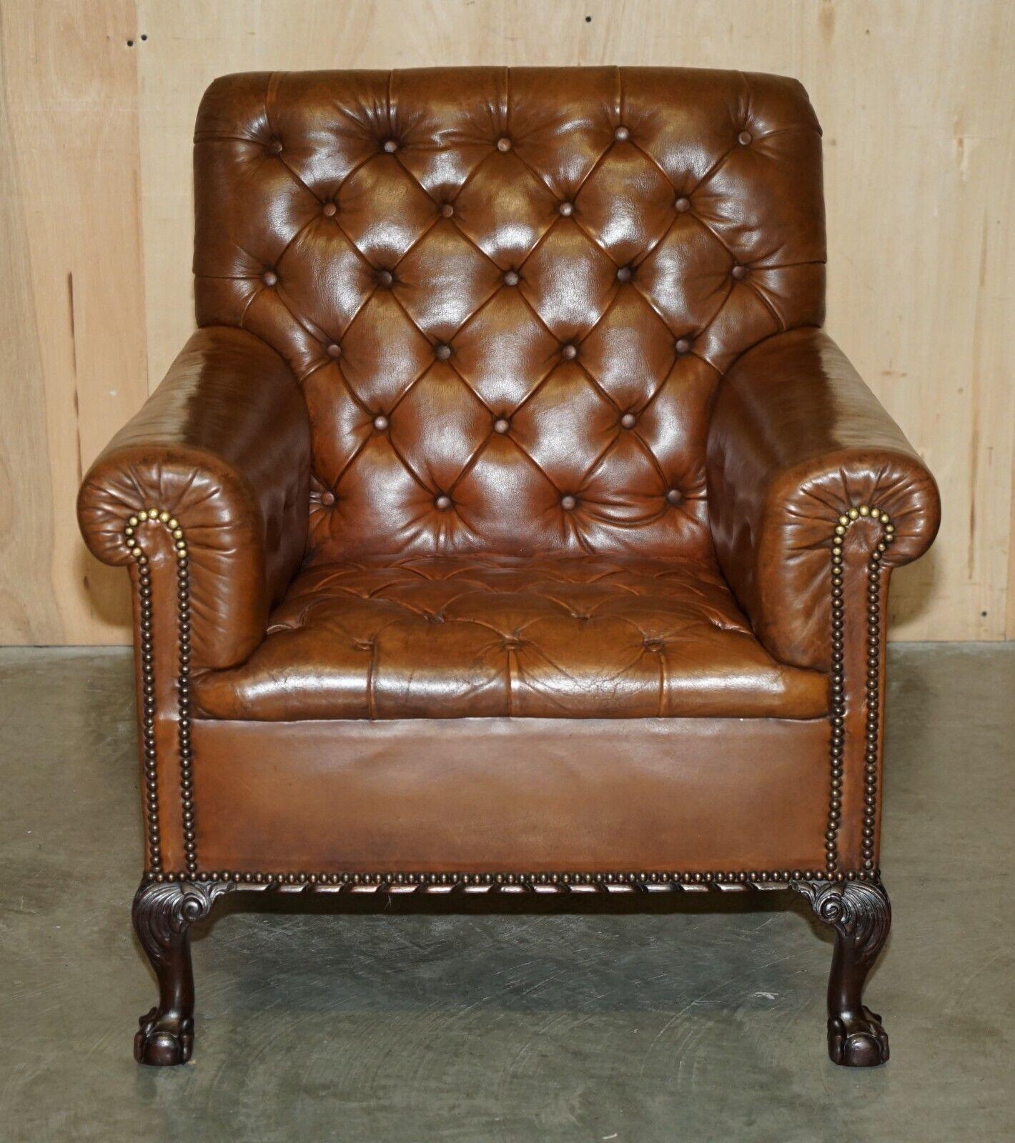 English PAIR OF ANTiQUE VICTORIAN CHESTERFiELD BROWN LEATHER ARMCHAIRS CLAW & BALL FEET For Sale