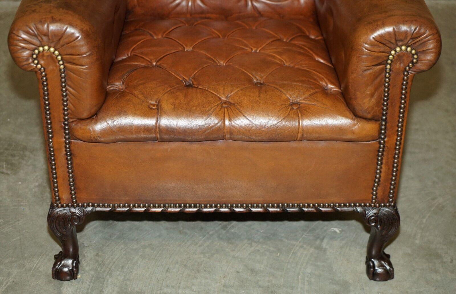 PAIR OF ANTiQUE VICTORIAN CHESTERFiELD BROWN LEATHER ARMCHAIRS CLAW & BALL FEET For Sale 1