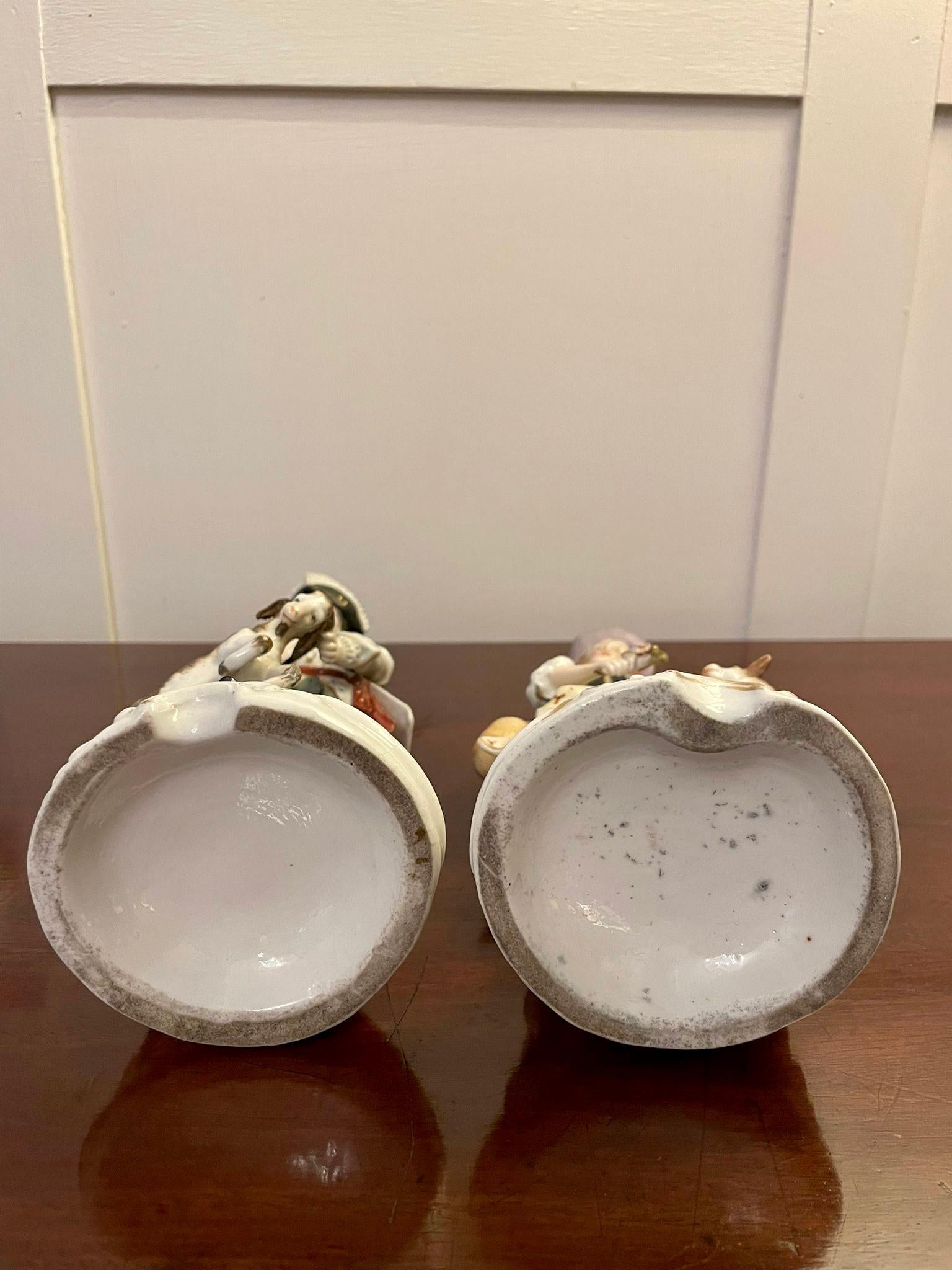 Pareja de antiguas figuras de porcelana continental victoriana de una dama junto a una oveja y un hombre sujetando un carnero, con maravillosas y coloridas vestimentas de época.

Un par encantador en un precioso estado original.

Medidas: H 20cm