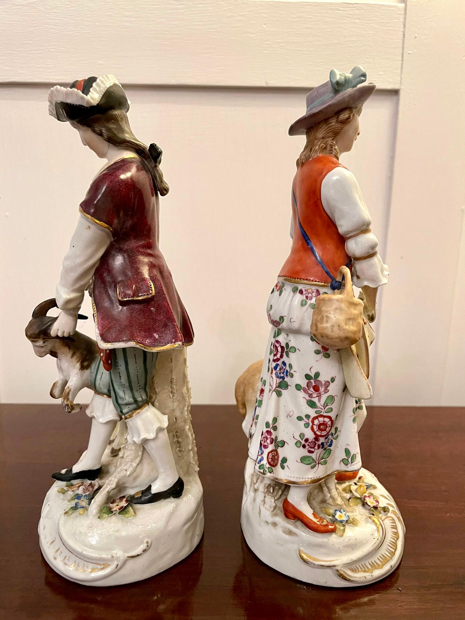 Pareja de Figuras Antiguas de Porcelana Continental Victoriana siglo XIX en venta