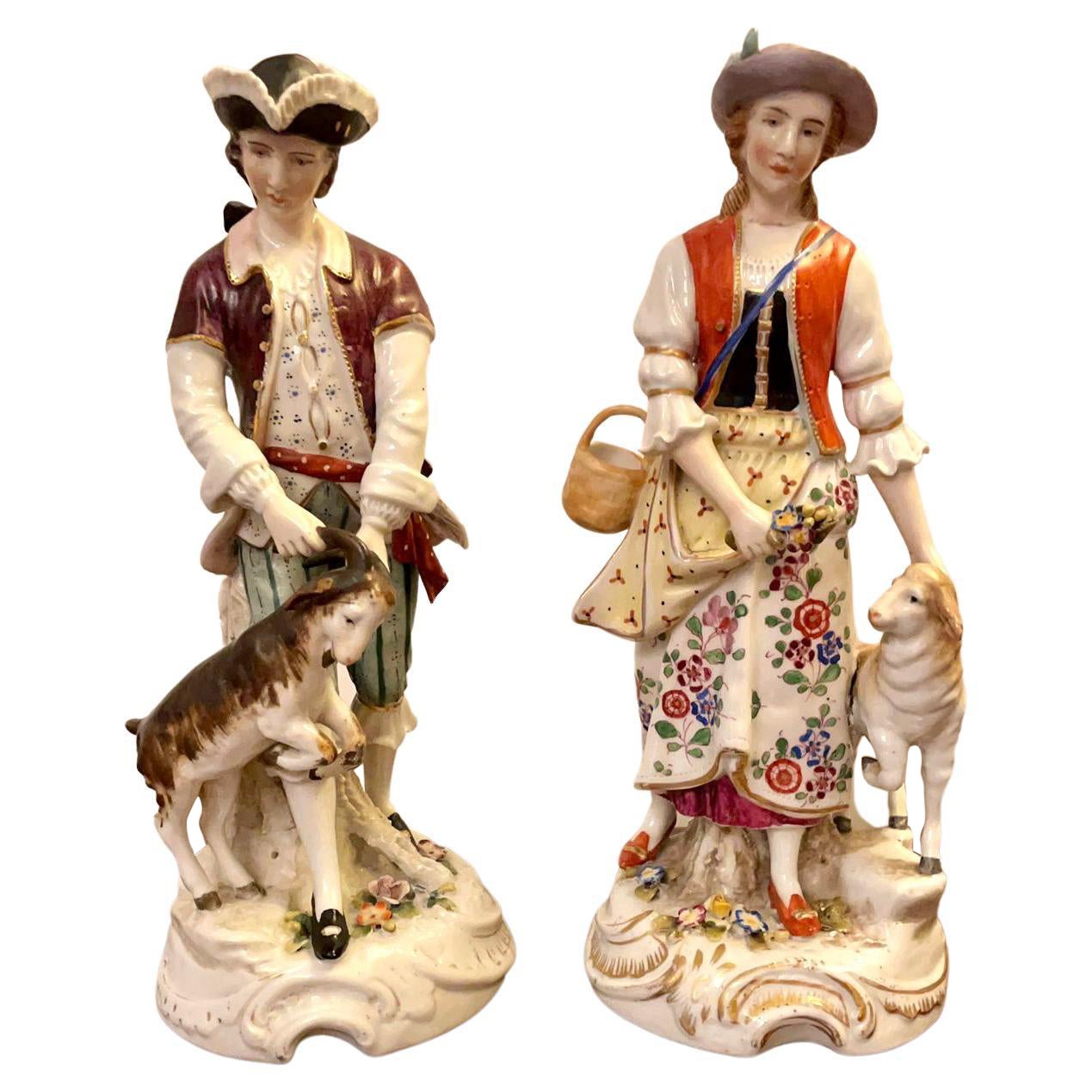 Pareja de Figuras Antiguas de Porcelana Continental Victoriana