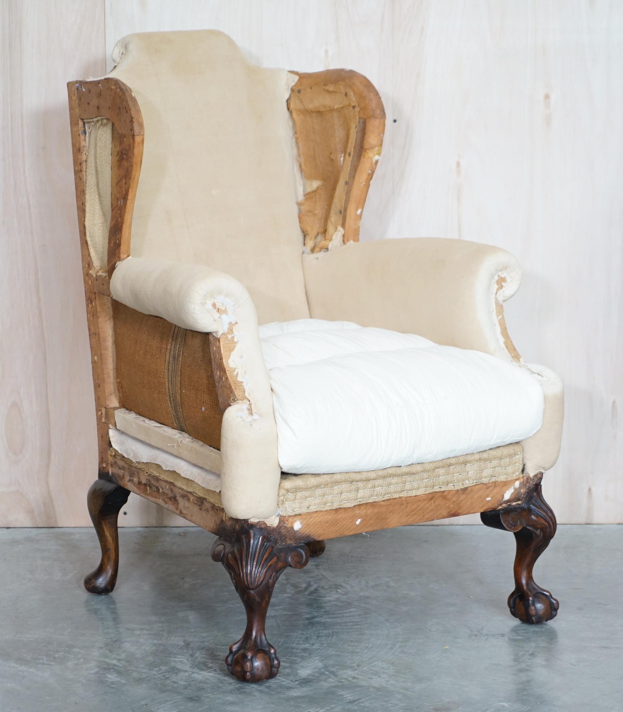 Nous sommes ravis d'offrir à la vente cette exquise paire de fauteuils Wingback victoriens anciens vers 1860, déconstruits, avec des pieds griffes et boules de style géorgien ornementalement sculptés.

Cette paire a été professionnellement décapée