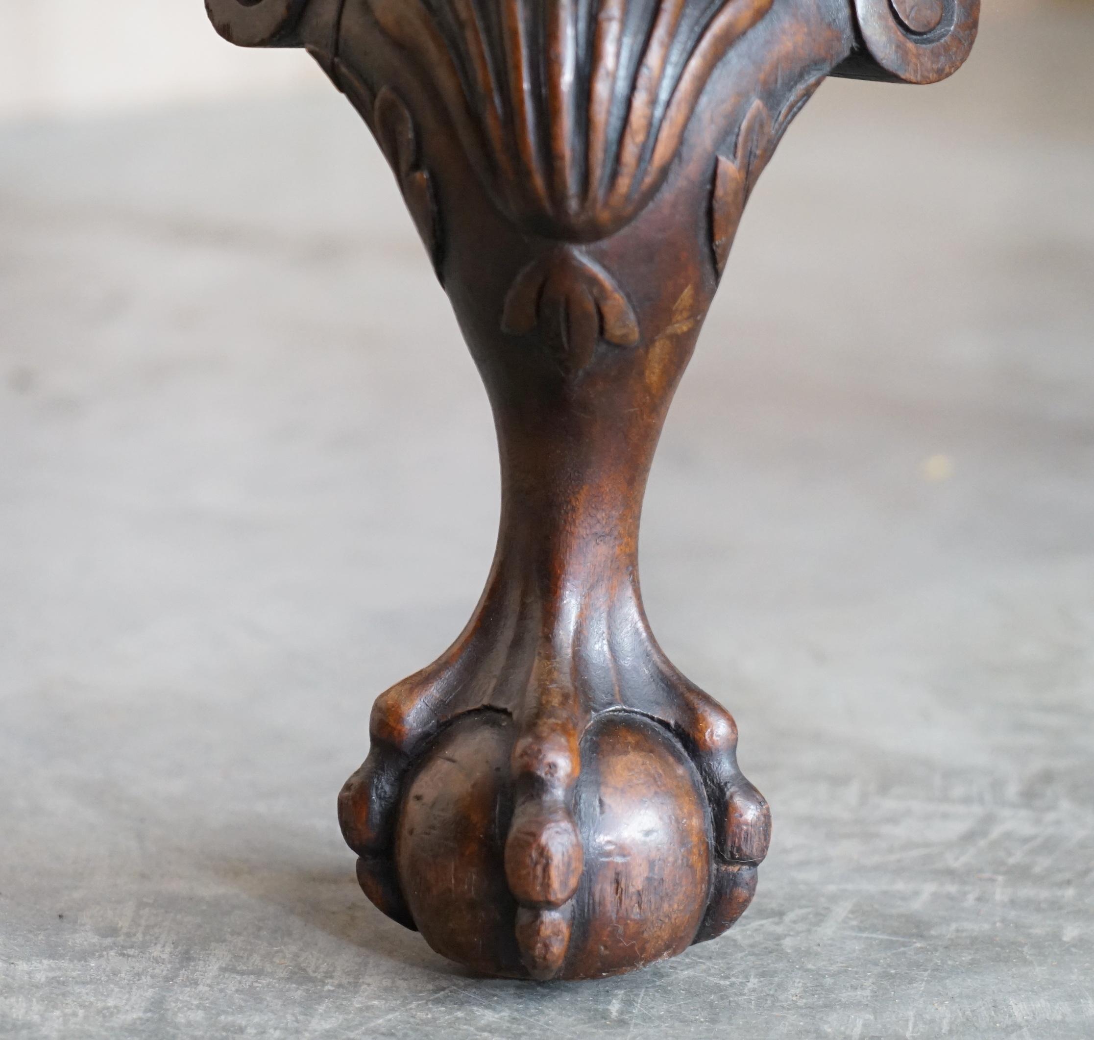 Paire de fauteuils victoriens anciens déconstruits à dossier à griffes et à boules Bon état - En vente à West Sussex, Pulborough