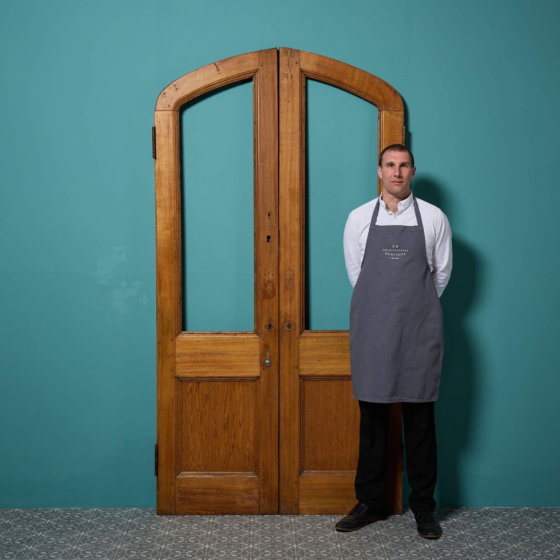 Una coppia di doppie porte vittoriane in rovere con vetri risalenti al 1900 circa, provenienti da un edificio classificato di grado II nella città vecchia di Bristol.

In stile vittoriano e gotico, queste porte doppie sono splendidamente arcuate con
