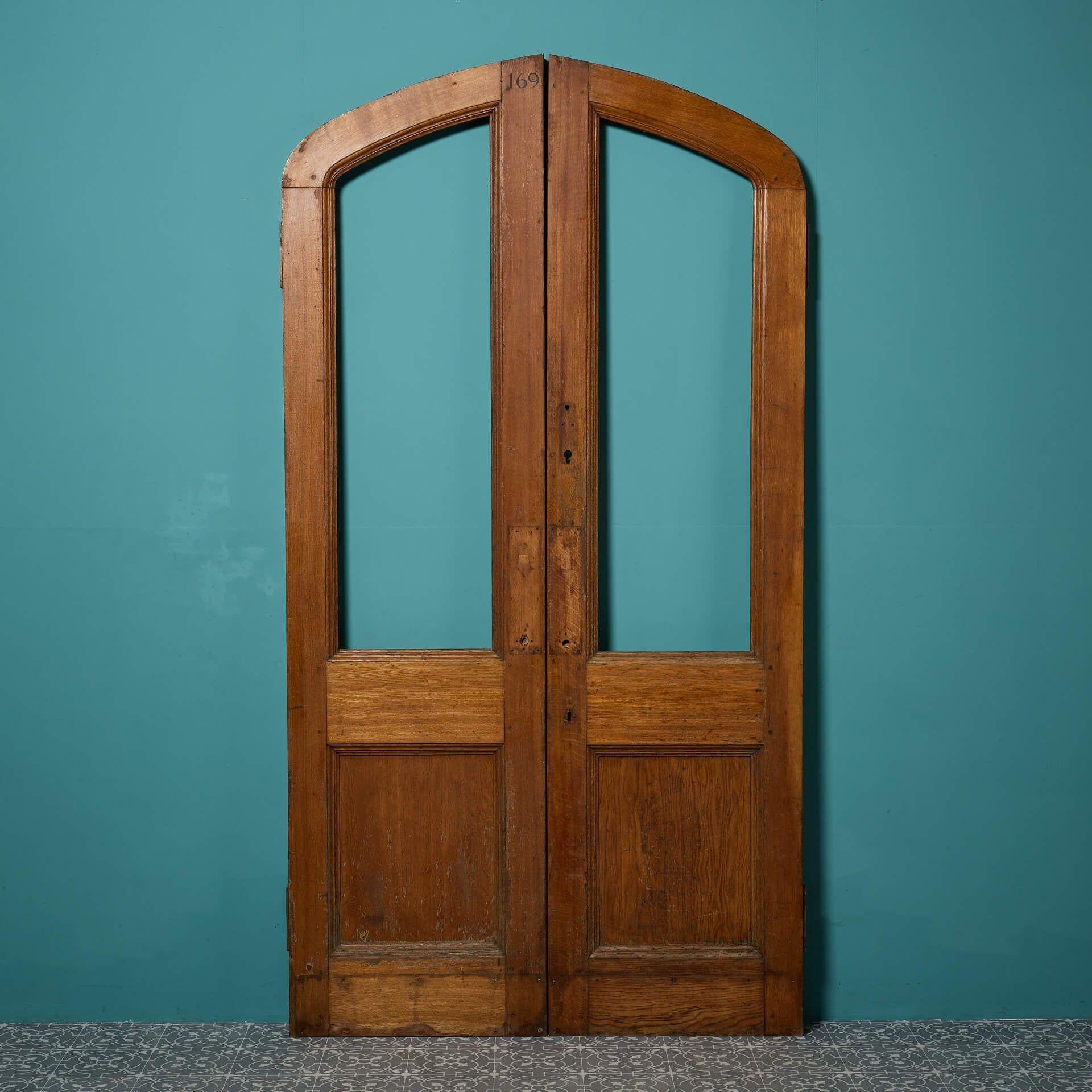 Legno Coppia di antiche porte vittoriane a doppio battente in Oak per la chiusura a vetri in vendita