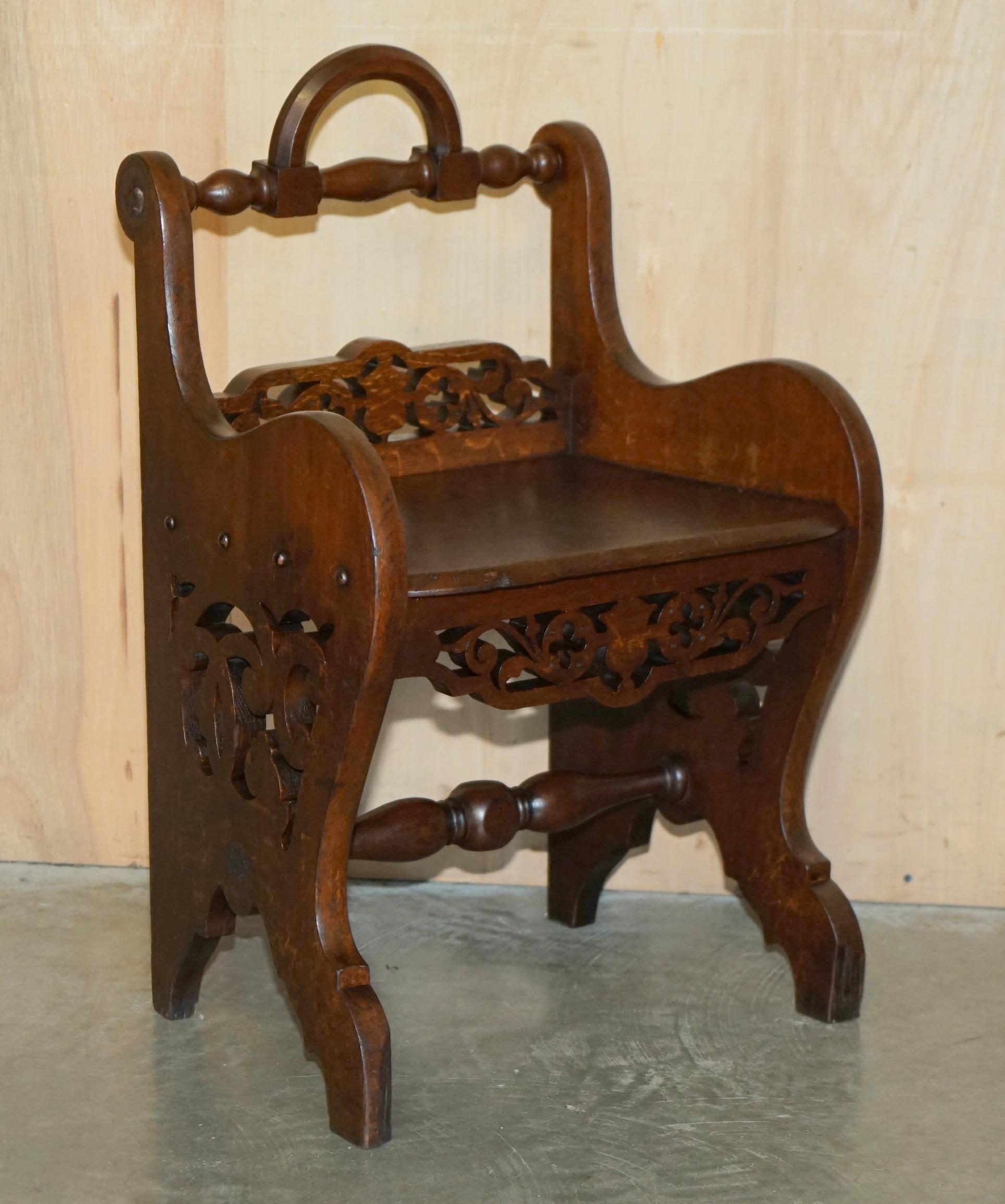 Casa Reale Antiquariato

The Royal House Antiques è lieta di offrire in vendita questa splendida coppia di sedie da sala originali Victorian Arts & Crafts con cornici ornate e maniglie girevoli per facilitare gli spostamenti. 

Le spese di