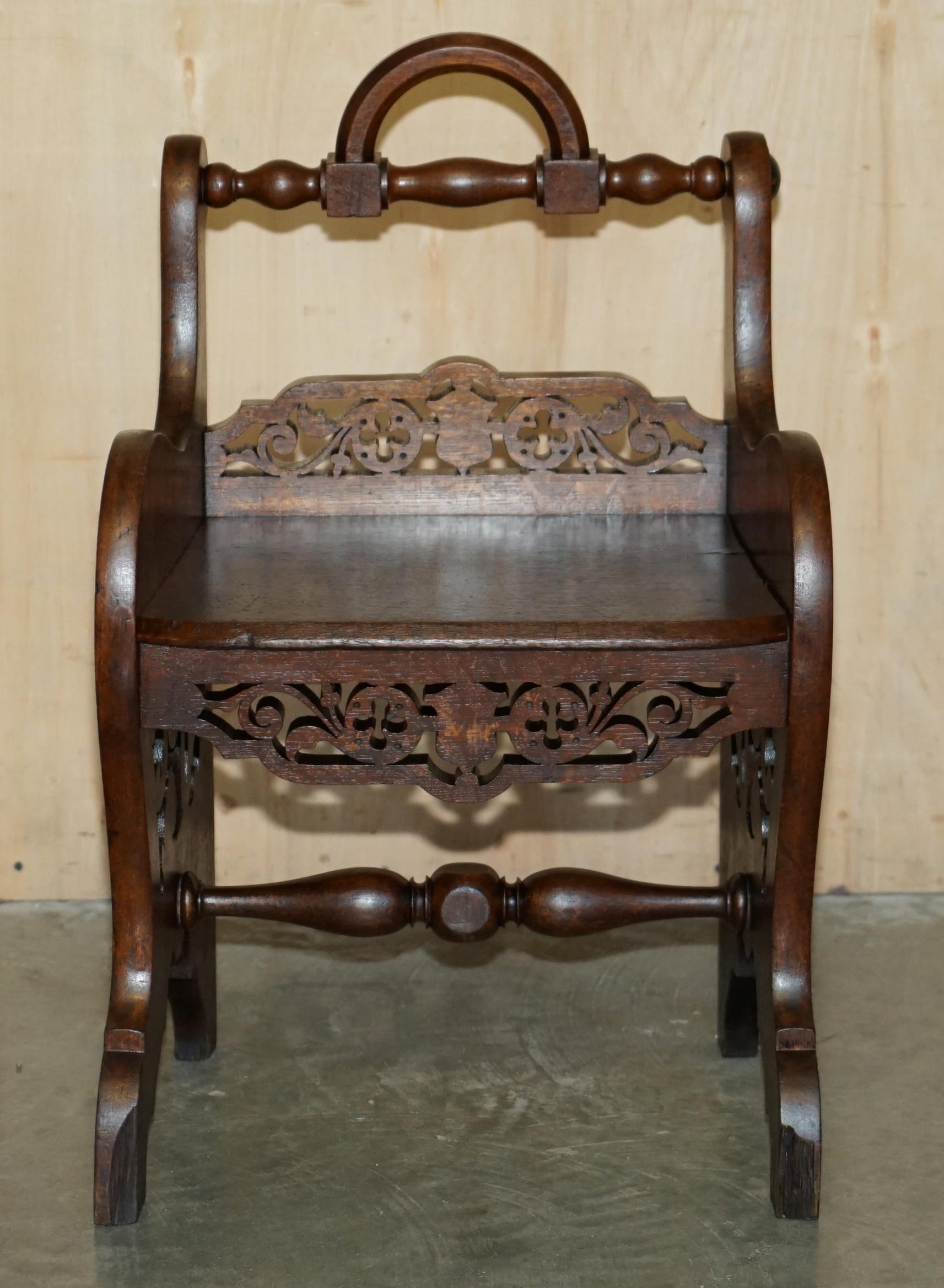 Arts and Crafts COPPIA DI ANTICHE SEDIE DA SALONE INGLESI intagliate a mano con maniglie girevoli in vendita