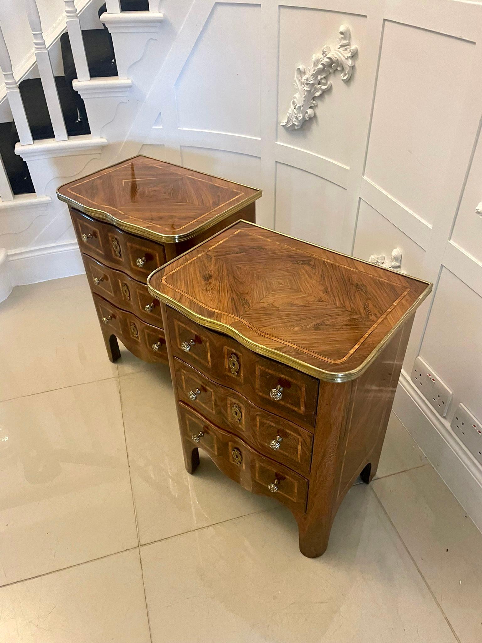 Paire de tables de chevet anciennes en bois de roi de qualité française et victorienne en vente 8
