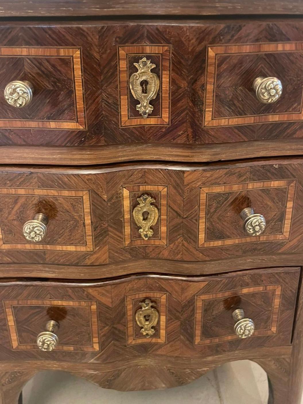 Paire de tables de chevet anciennes en bois de roi de qualité française et victorienne en vente 1