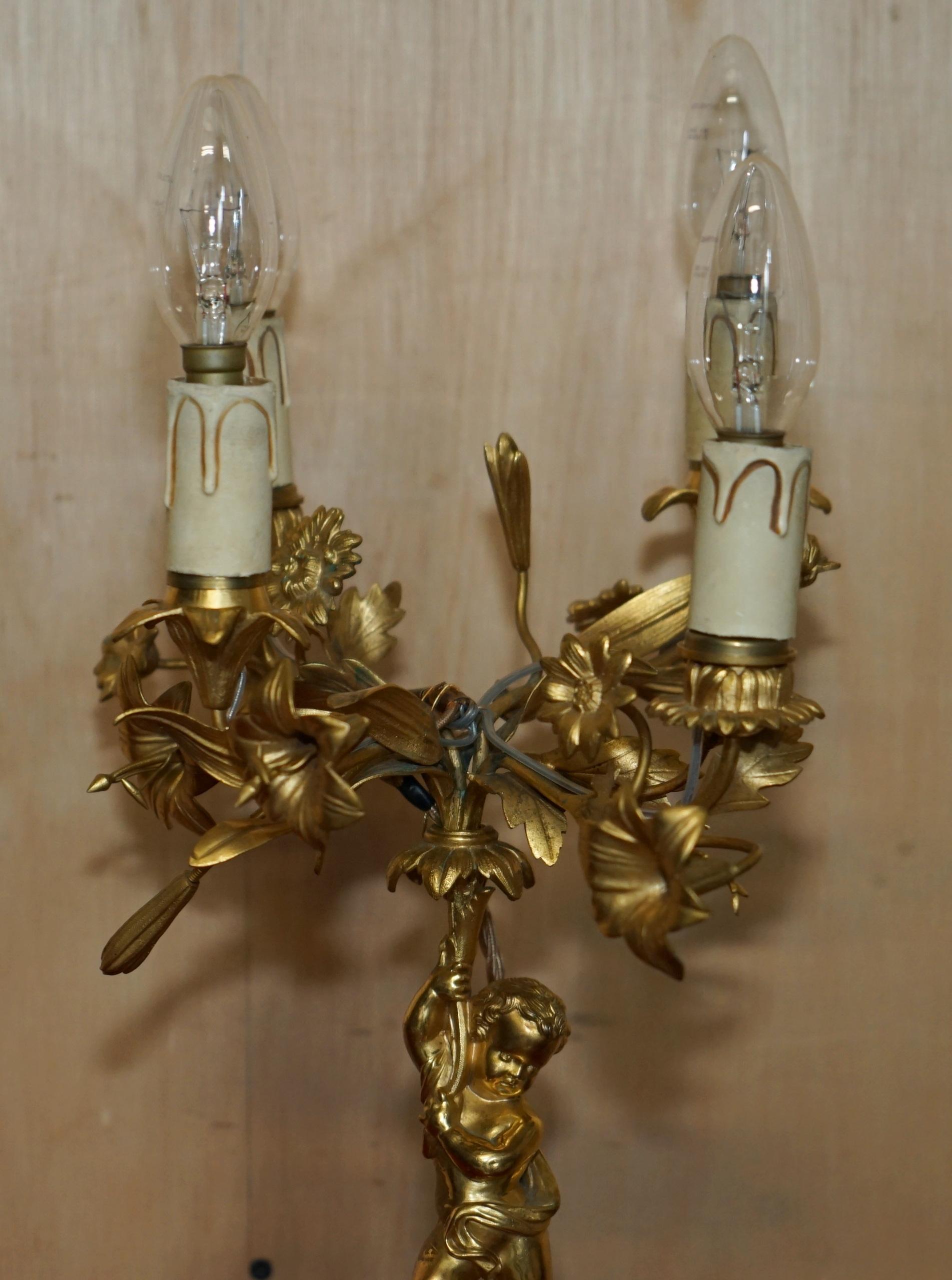 Paire de lampes de table antiques de style VICtorian GILT BRONZE MARBLE CHERUB CANDELABRA en vente 3