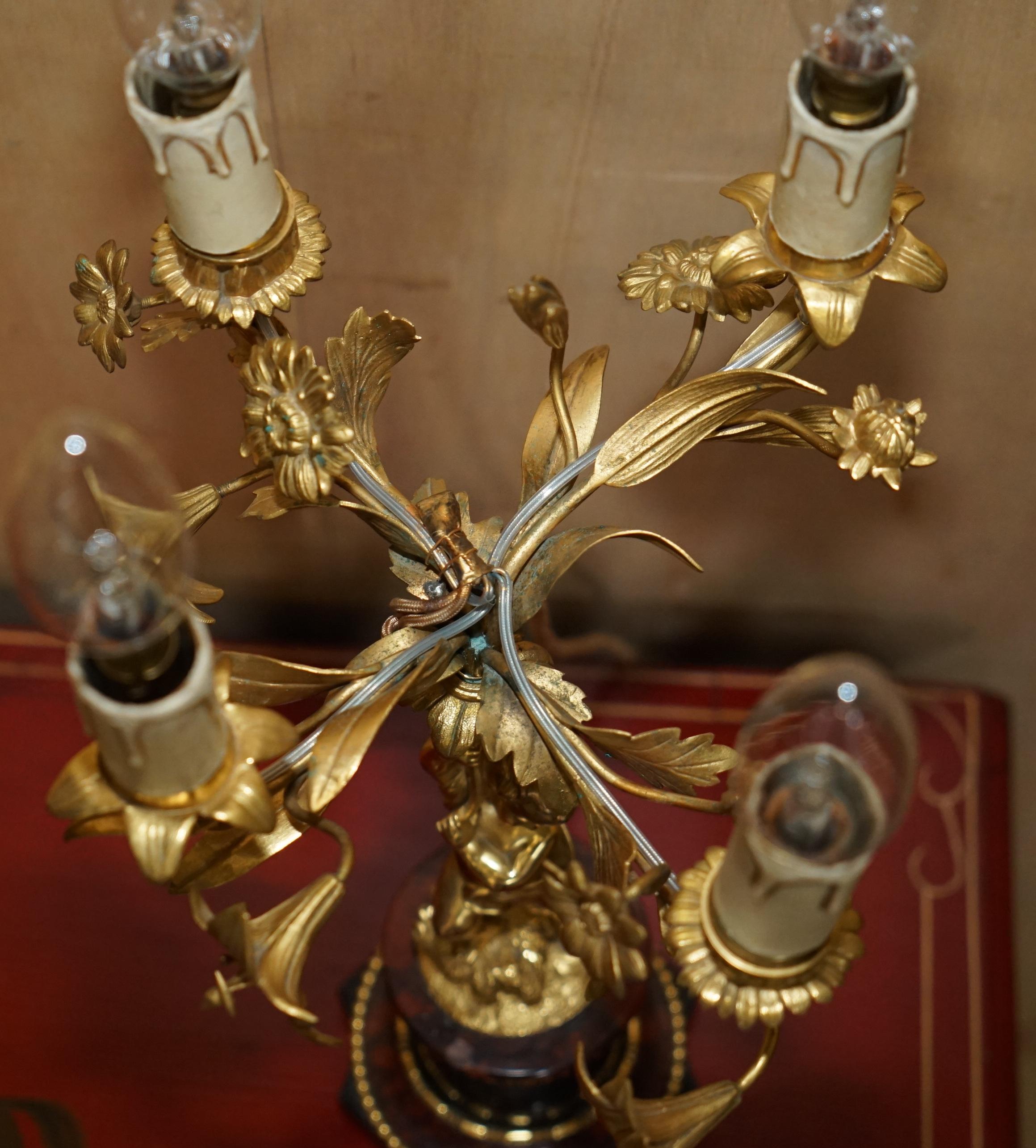 Paire de lampes de table antiques de style VICtorian GILT BRONZE MARBLE CHERUB CANDELABRA en vente 8