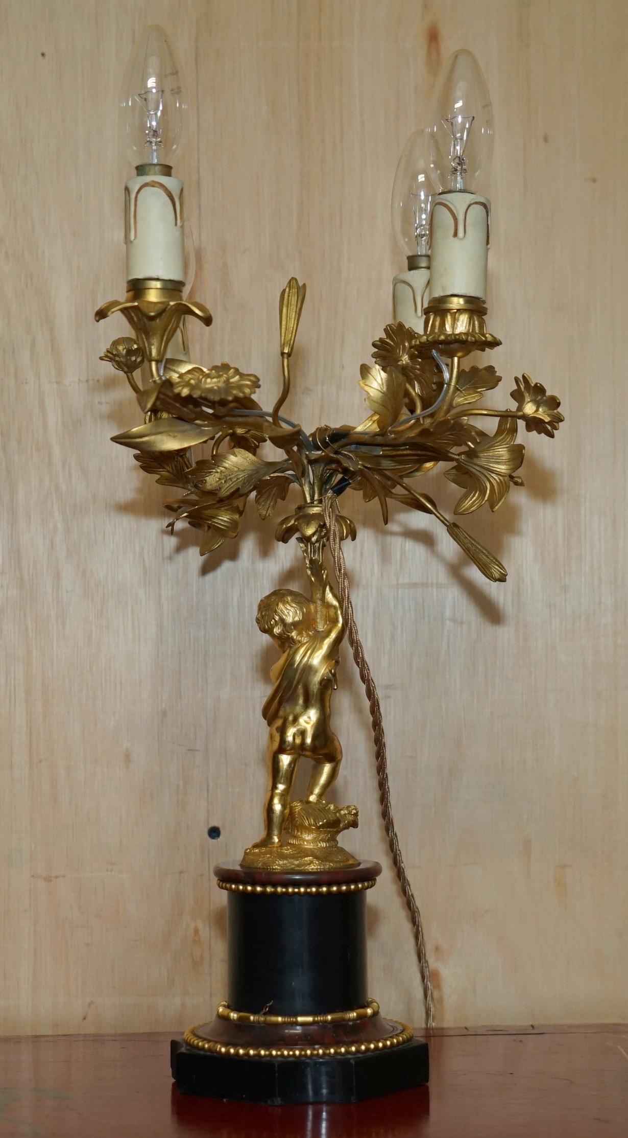 Paire de lampes de table antiques de style VICtorian GILT BRONZE MARBLE CHERUB CANDELABRA en vente 11