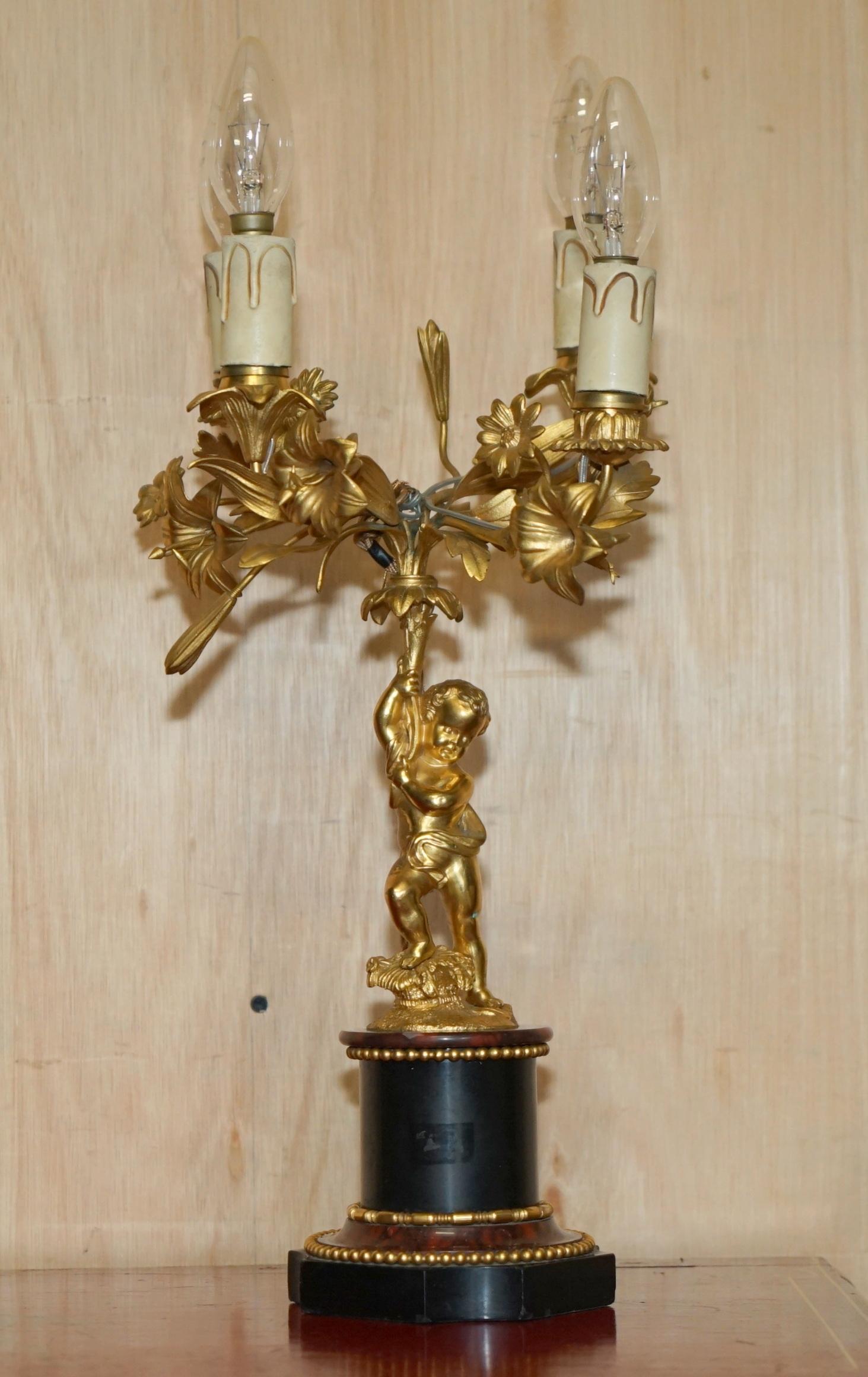 Victorien Paire de lampes de table antiques de style VICtorian GILT BRONZE MARBLE CHERUB CANDELABRA en vente
