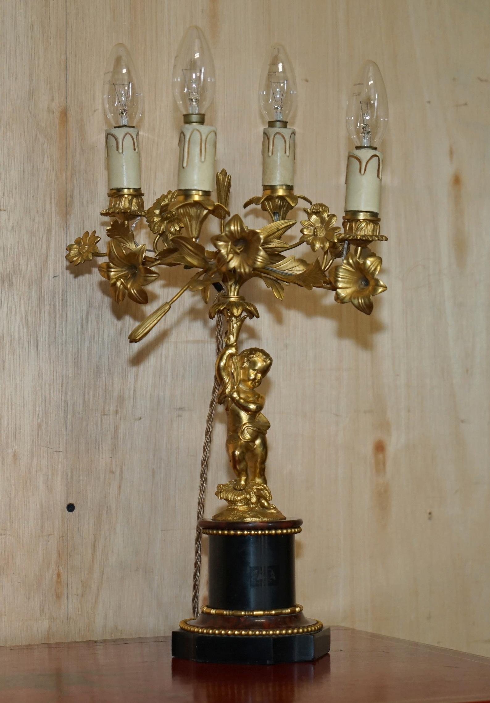 Français Paire de lampes de table antiques de style VICtorian GILT BRONZE MARBLE CHERUB CANDELABRA en vente