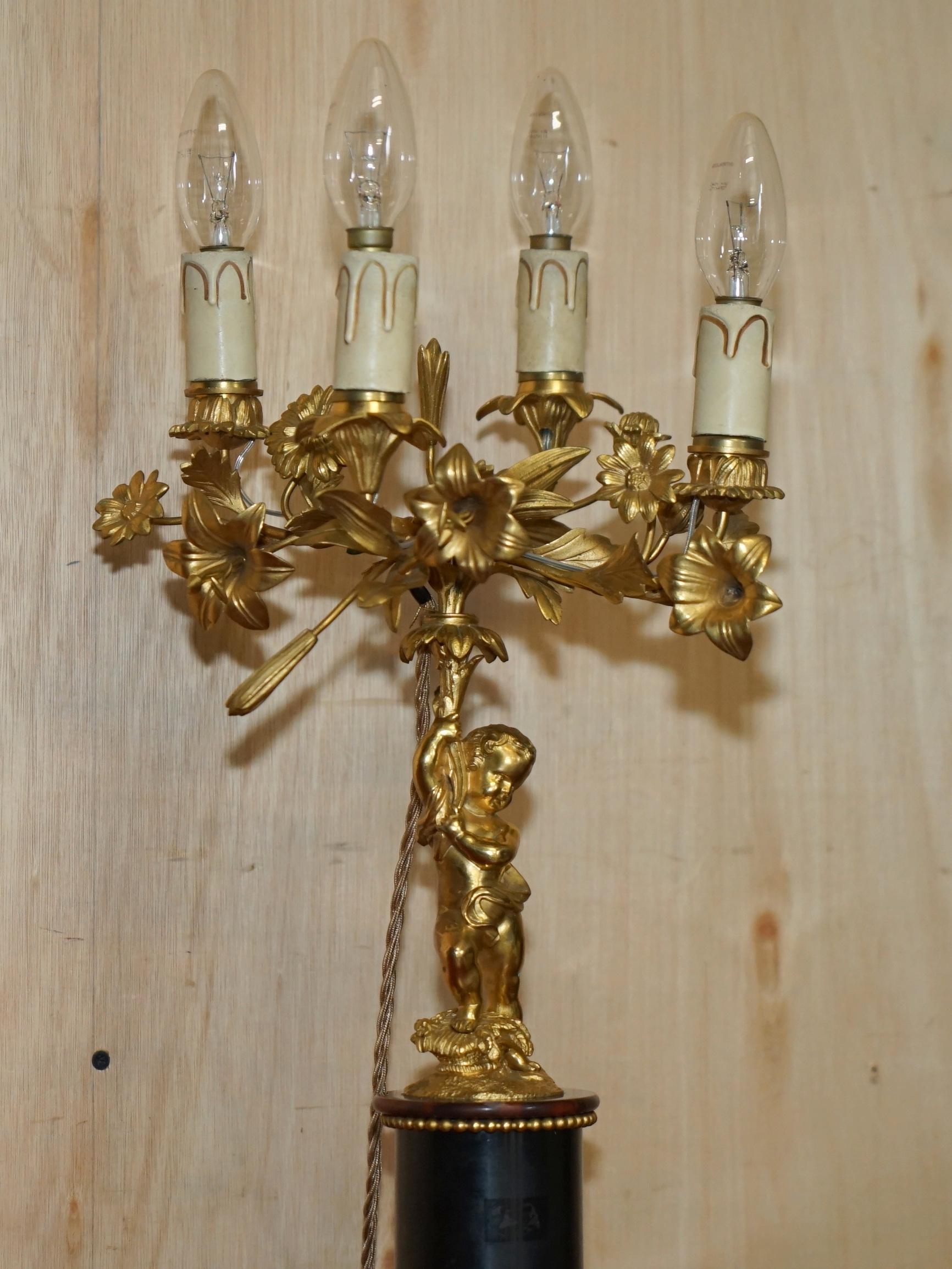 Doré Paire de lampes de table antiques de style VICtorian GILT BRONZE MARBLE CHERUB CANDELABRA en vente