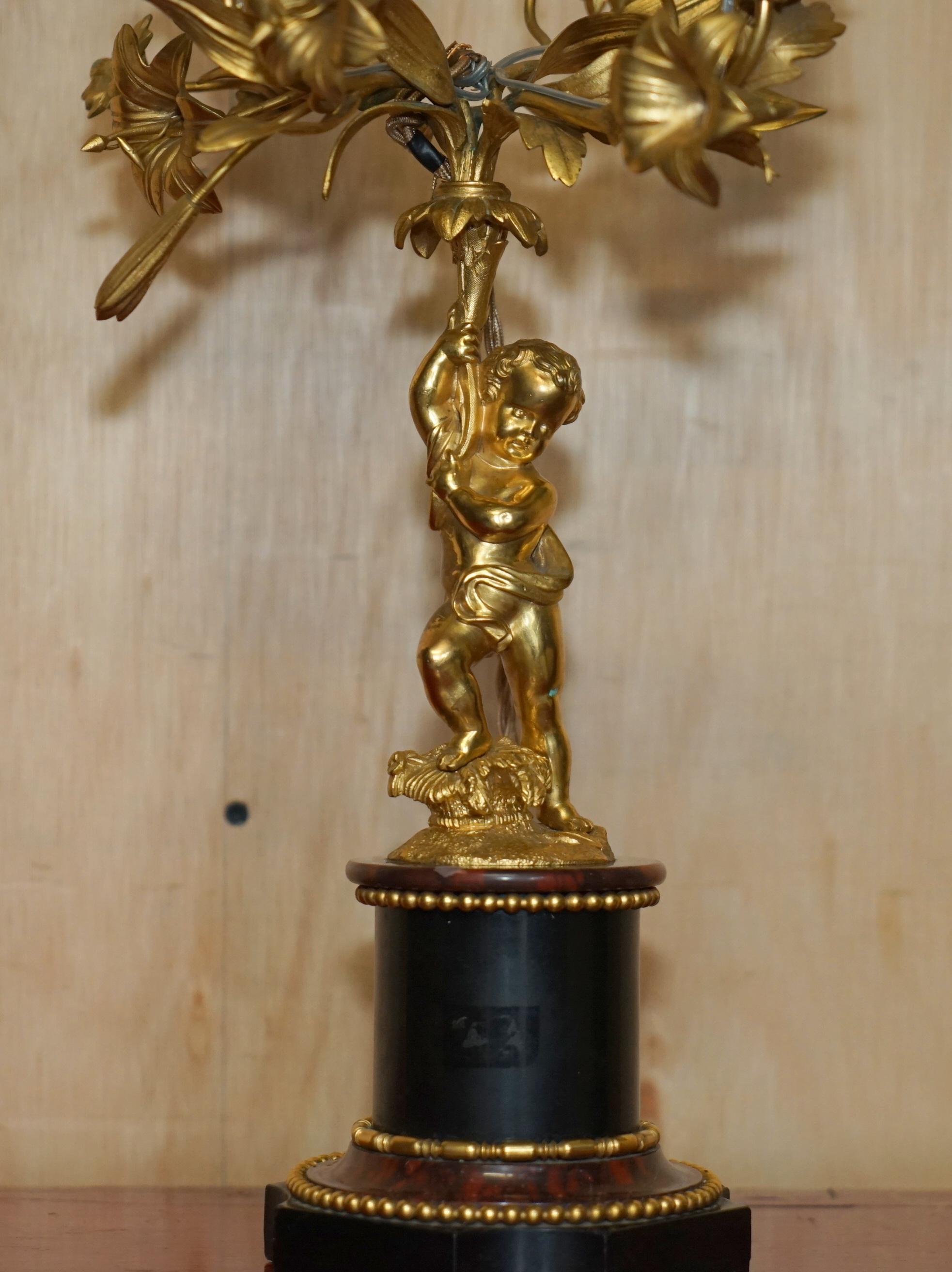 Paire de lampes de table antiques de style VICtorian GILT BRONZE MARBLE CHERUB CANDELABRA Bon état - En vente à West Sussex, Pulborough