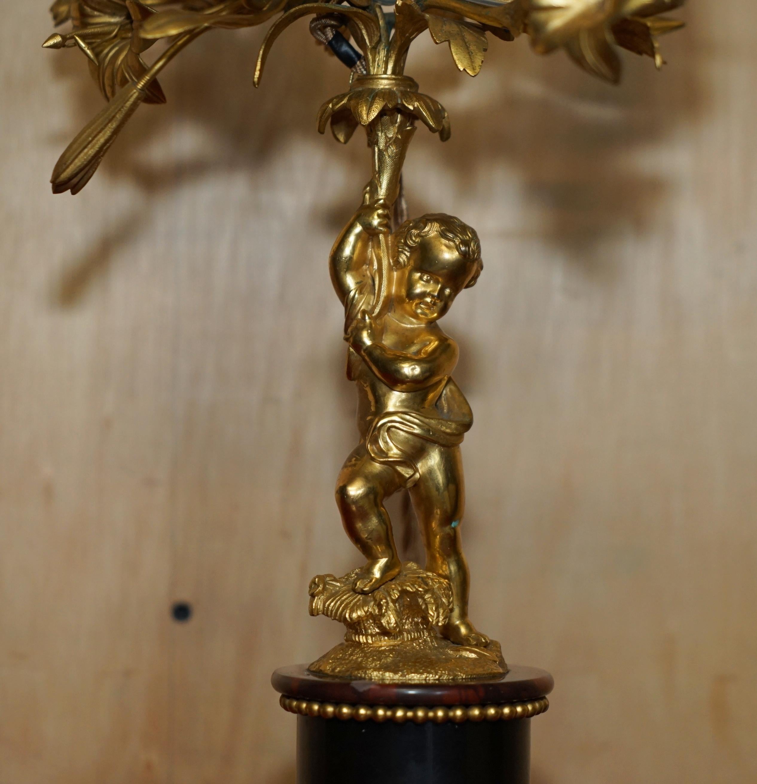 XIXe siècle Paire de lampes de table antiques de style VICtorian GILT BRONZE MARBLE CHERUB CANDELABRA en vente
