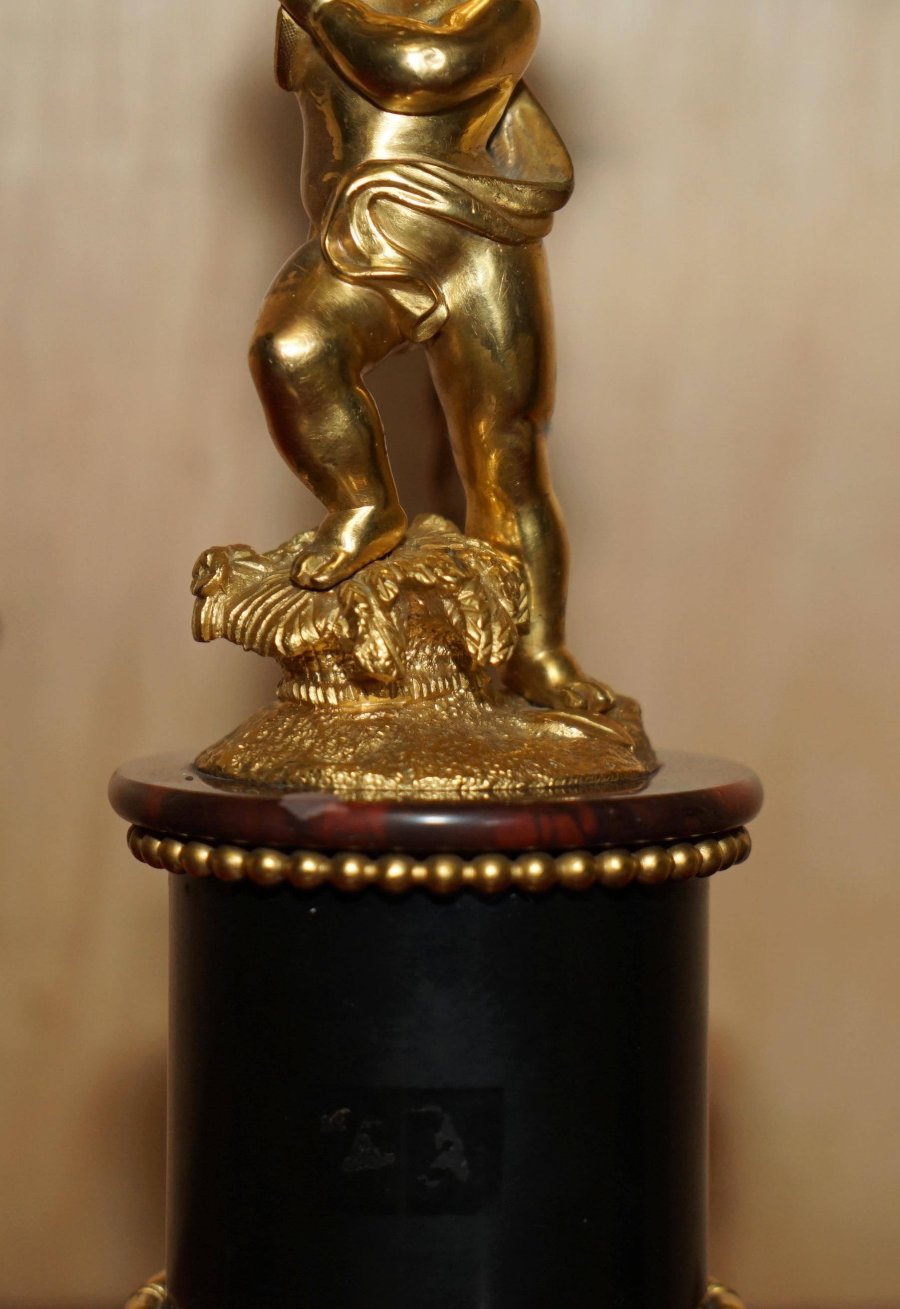 Bronze Paire de lampes de table antiques de style VICtorian GILT BRONZE MARBLE CHERUB CANDELABRA en vente