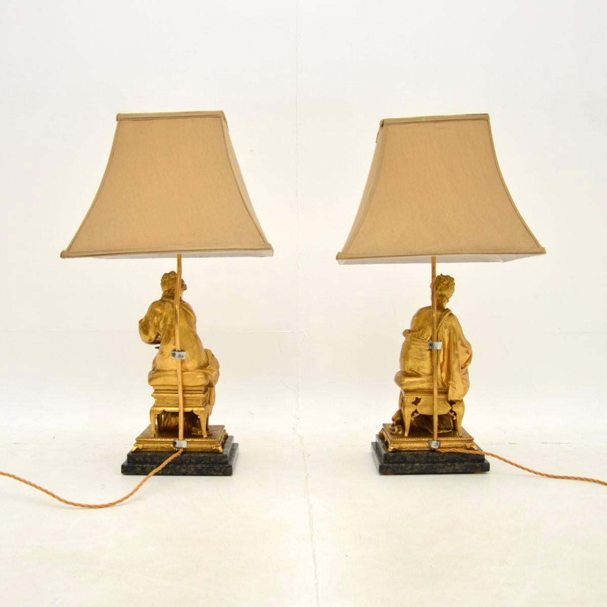 Néoclassique Paire de lampes de table victoriennes anciennes en bronze doré en vente