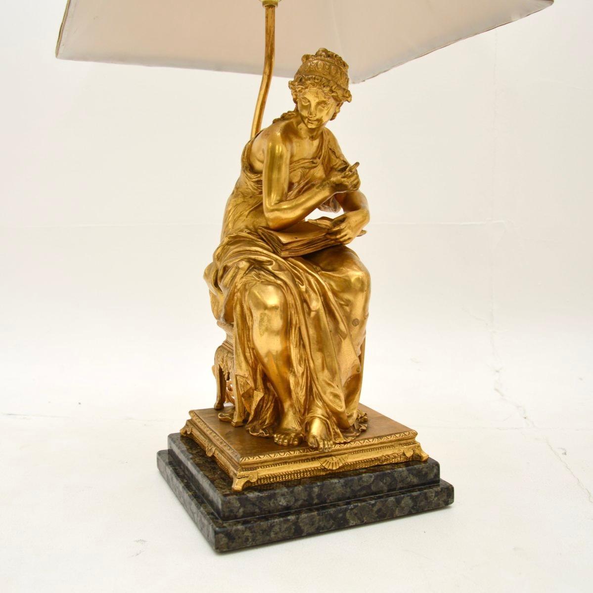 Britannique Paire de lampes de table victoriennes anciennes en bronze doré en vente