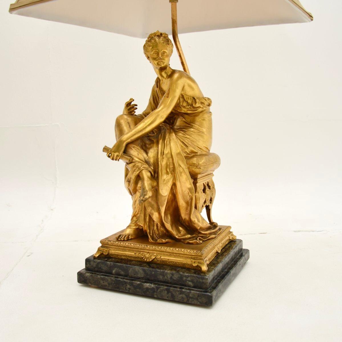 Doré Paire de lampes de table victoriennes anciennes en bronze doré en vente